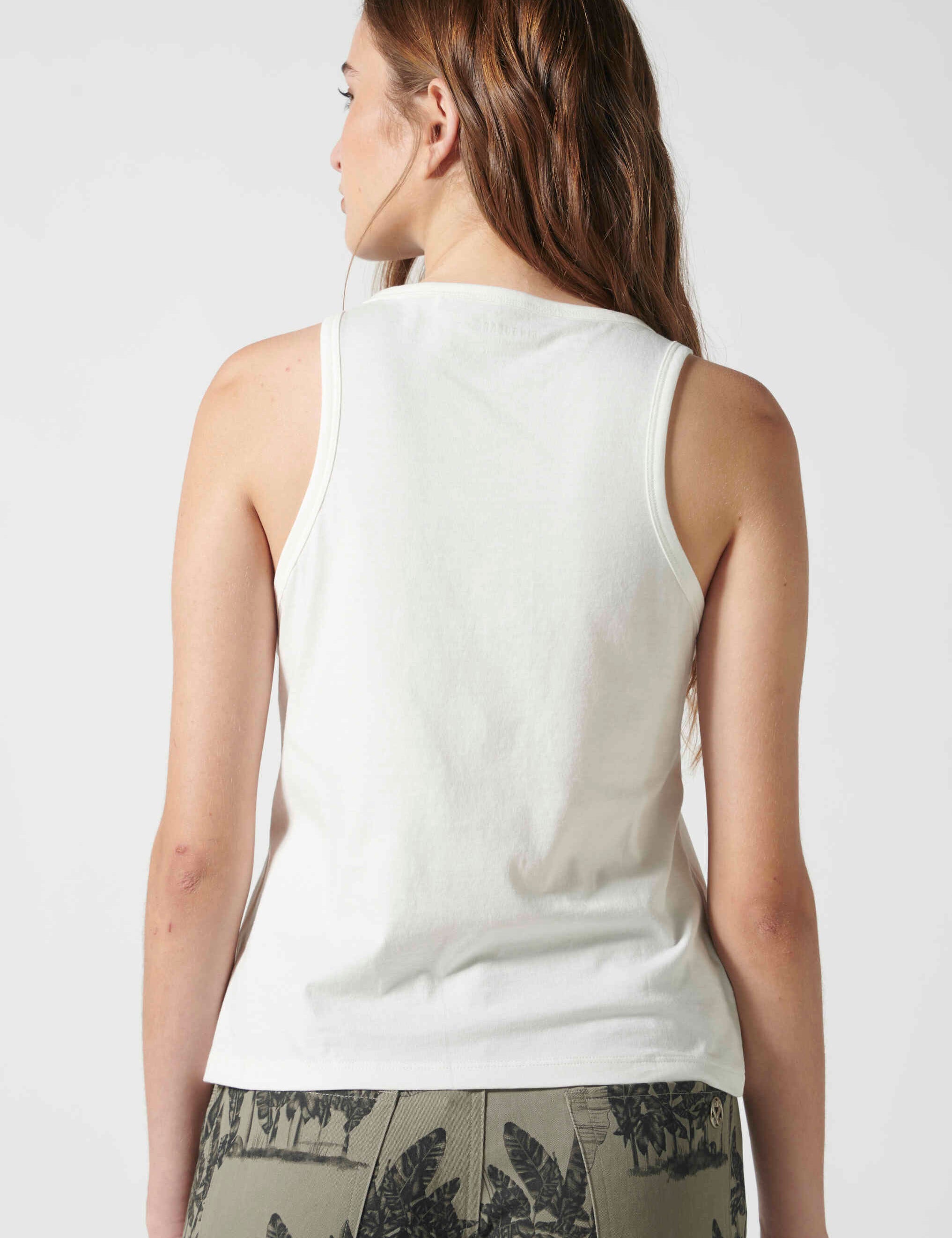 Polera Lourdes Off White de la marca EV-2026-503, blusa de manga larga y diseño elegante, vista frontal en color blanco roto.