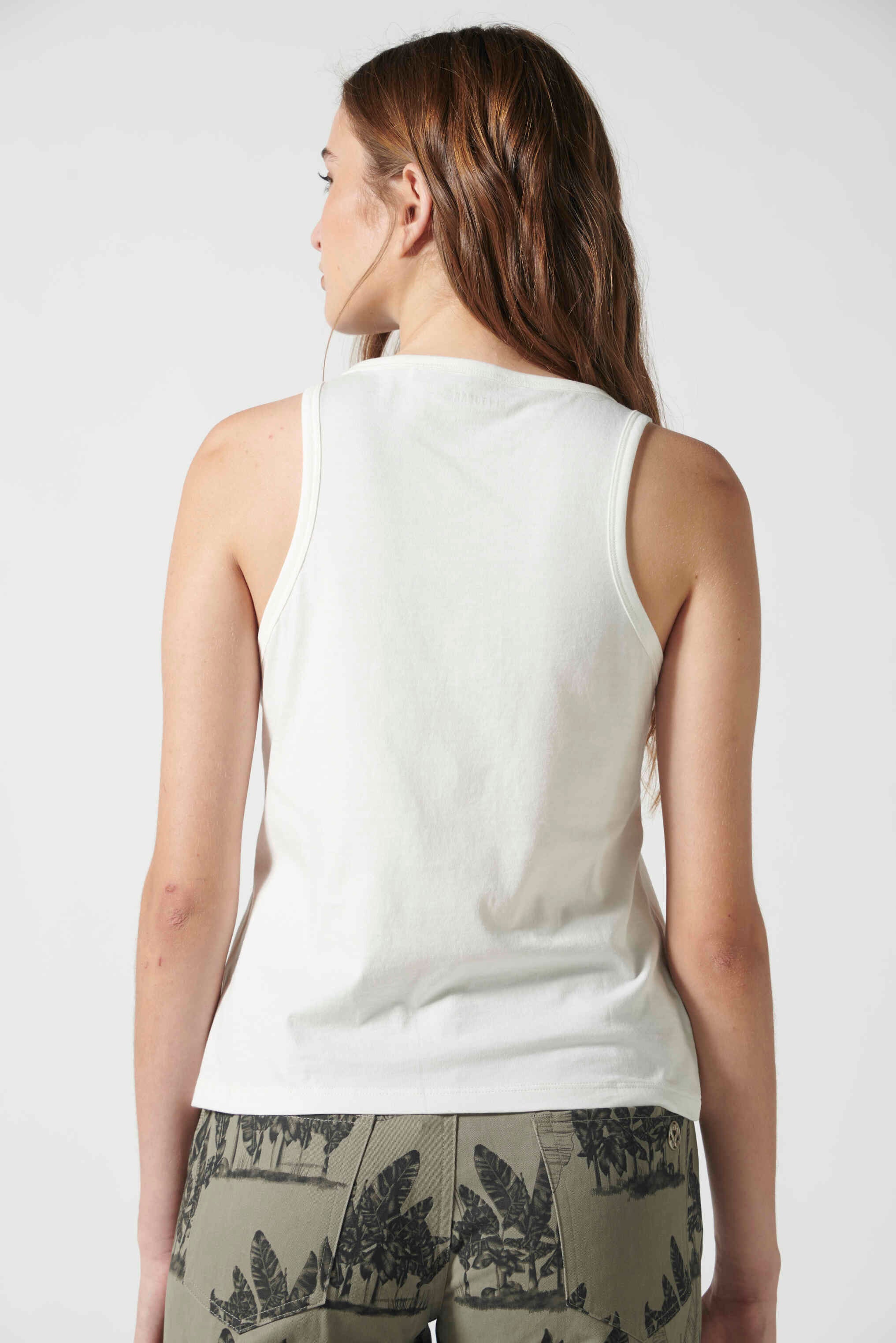 Polera Lourdes Off White de la marca EV-2026-503, blusa de manga larga y diseño elegante, vista frontal en color blanco roto.