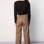 Pantalón Collin de la marca O-2025-803, pantalones de tela en color gris con bolsillos frontales y diseño moderno.