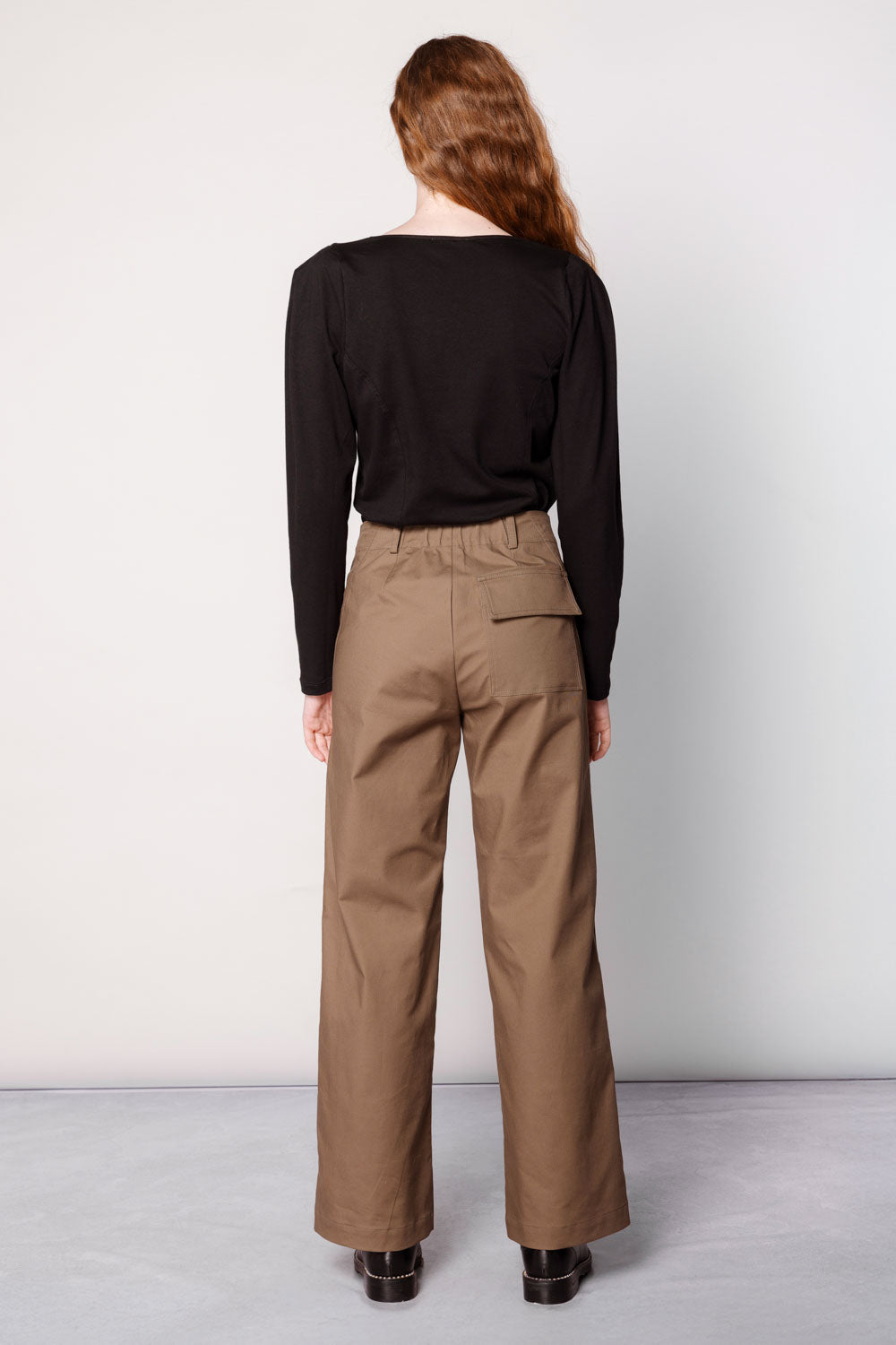 Pantalón Collin de la marca O-2025-803, pantalones de tela en color gris con bolsillos frontales y diseño moderno.