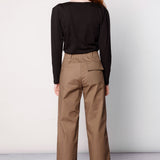 Pantalón Collin de la marca O-2025-803, pantalones de tela en color gris con bolsillos frontales y diseño moderno.