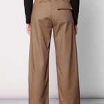 Pantalón Collin de la marca O-2025-803, pantalones de corte recto en color gris con bolsillos frontales y cinturilla ajustable.