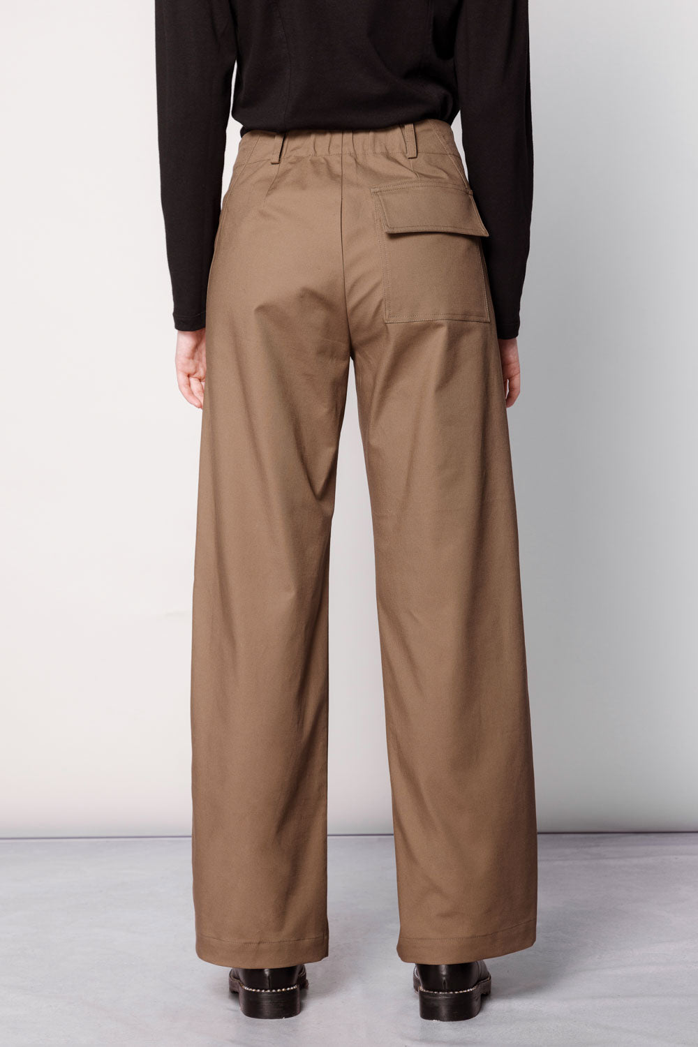 Pantalón Collin de la marca O-2025-803, pantalones de corte recto en color gris con bolsillos frontales y cinturilla ajustable.