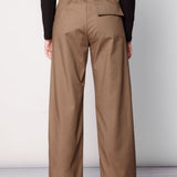 Pantalón Collin de la marca O-2025-803, pantalones de corte recto en color gris con bolsillos frontales y cinturilla ajustable.
