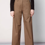 Pantalón Collin de la marca O-2025-803 en color gris, con diseño clásico y ajuste cómodo, visible en la imagen.