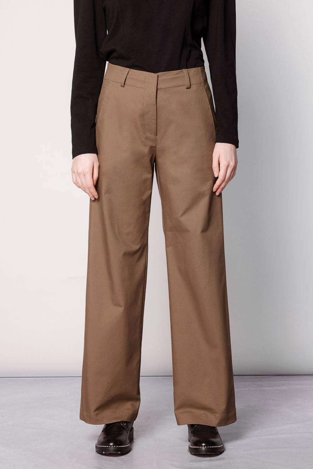 Pantalón Collin de la marca O-2025-803 en color gris, con diseño clásico y ajuste cómodo, visible en la imagen.