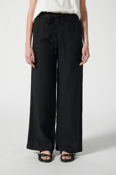 Pantalones negros P-2026-803 Praises Black con diseño moderno y ajuste cómodo, visible en la imagen.