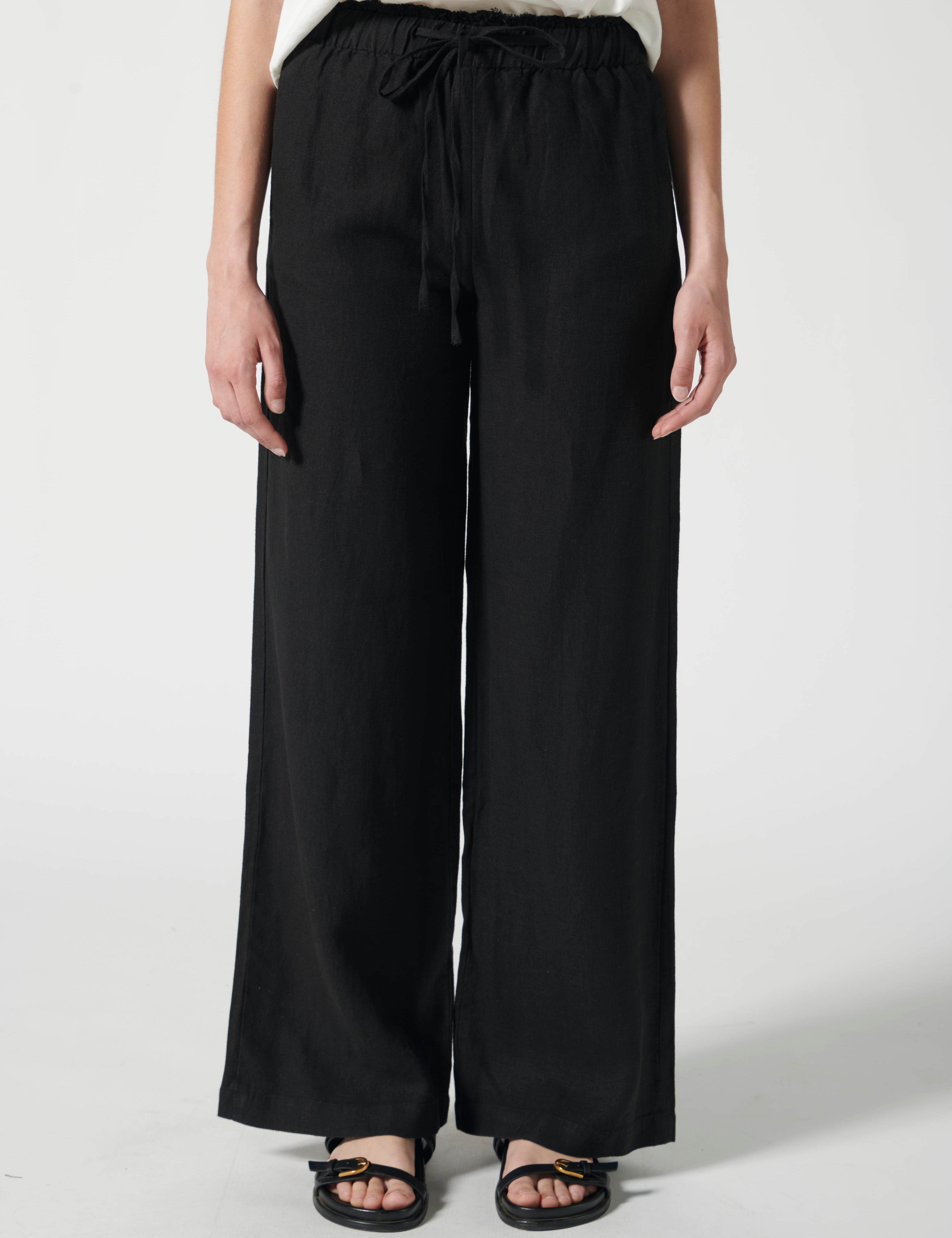 Pantalones negros P-2026-803 Praises Black con diseño moderno y ajuste cómodo, visible en la imagen.