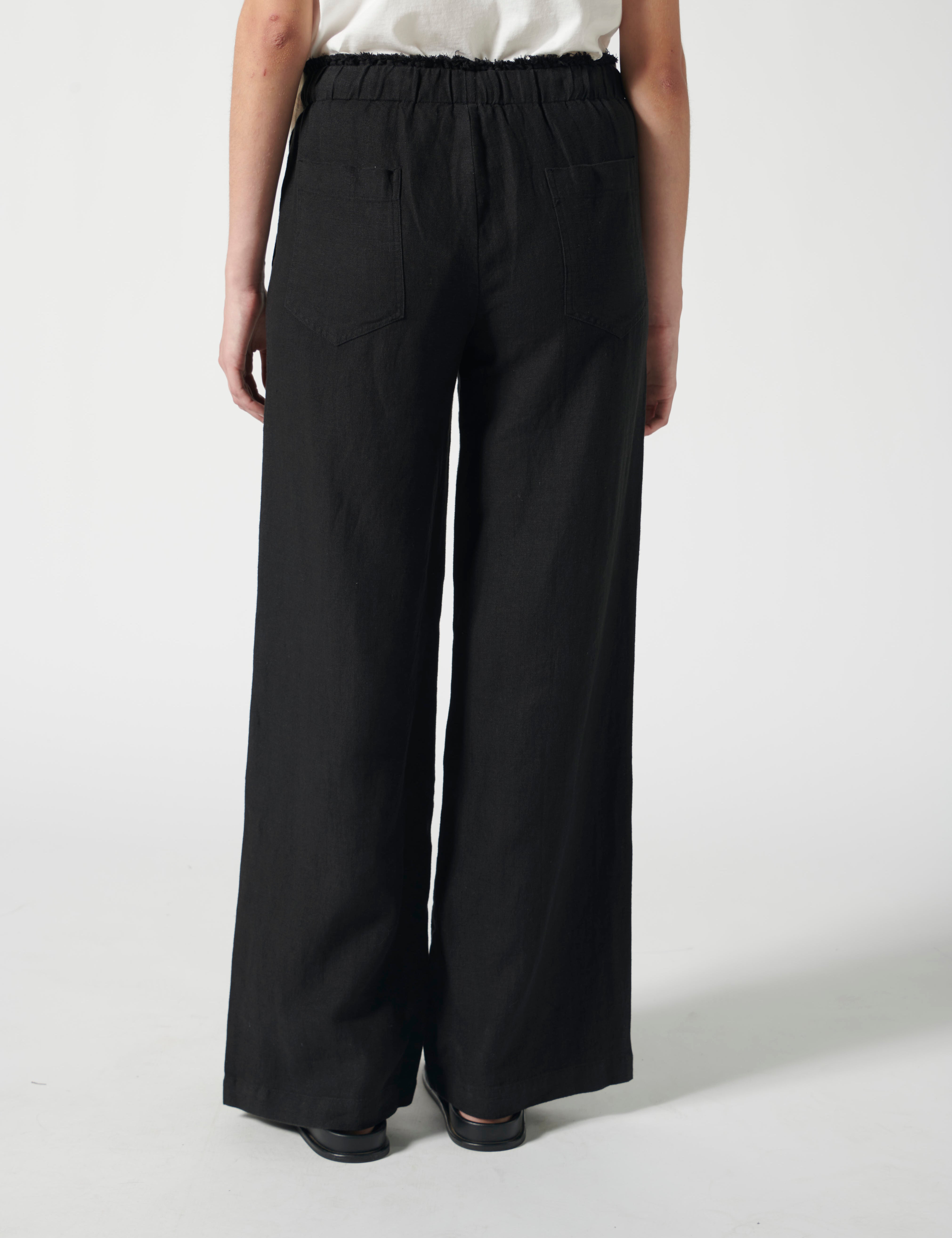 Pantalón negro P-2026-803 Praises Black de pantalones, visible en la imagen, con corte moderno y tela suave.