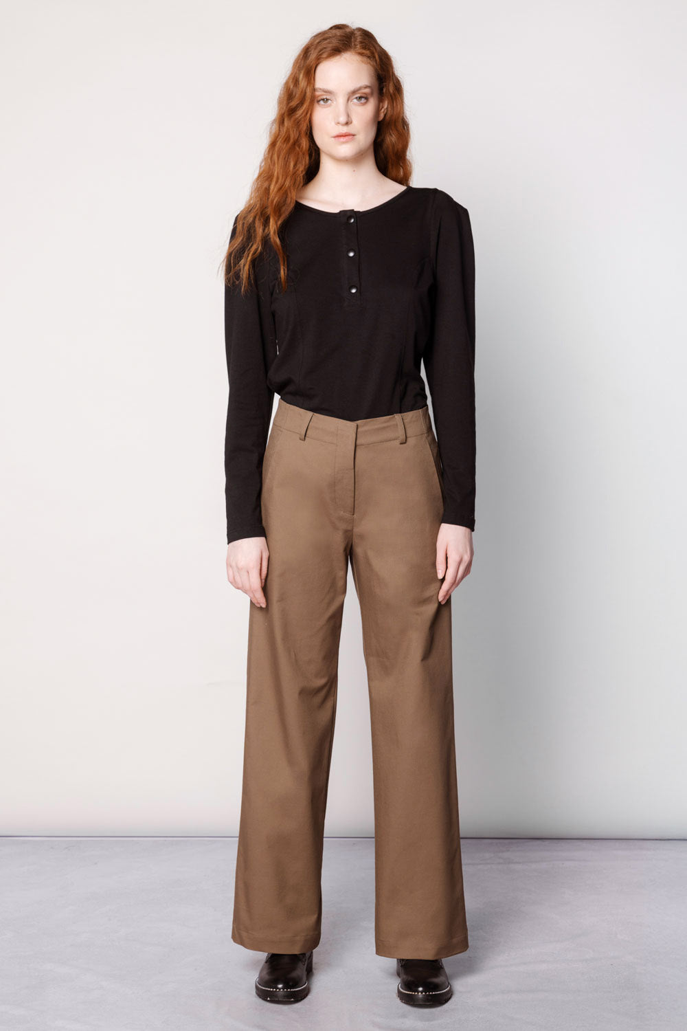 Pantalón Collin de la marca O-2025-803, pantalones de tela en color gris con bolsillos delanteros y cintura ajustable.