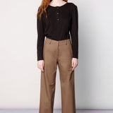 Pantalón Collin de la marca O-2025-803, pantalones de tela en color gris con bolsillos delanteros y cintura ajustable.
