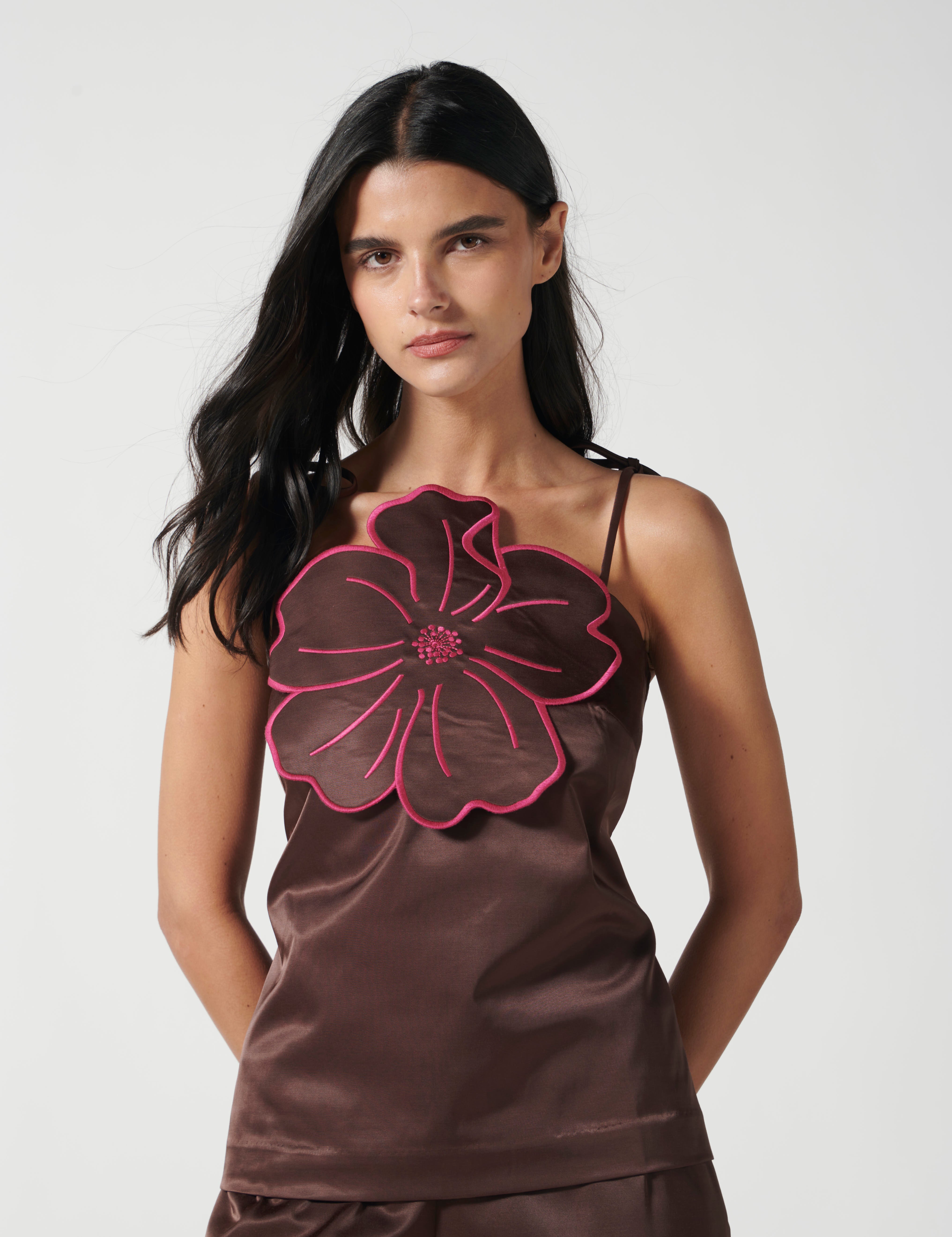 Blusa Paradis Brown de la marca P-2026-612, con diseño elegante y color marrón, mostrada en la imagen.