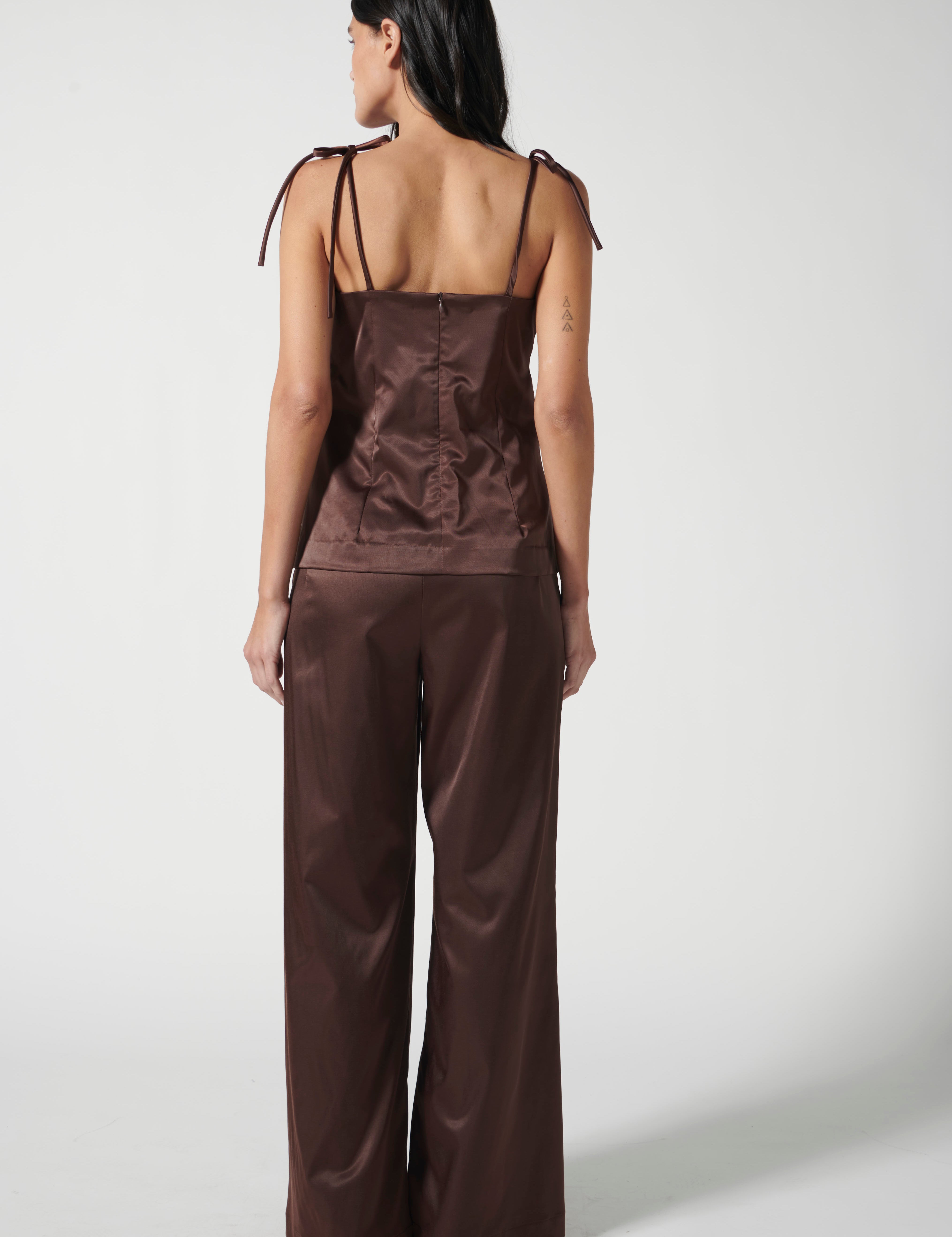 Blusa marrón Paradis de la marca P-2026-612, estilo casual, con cuello y mangas largas, en un fondo neutro.