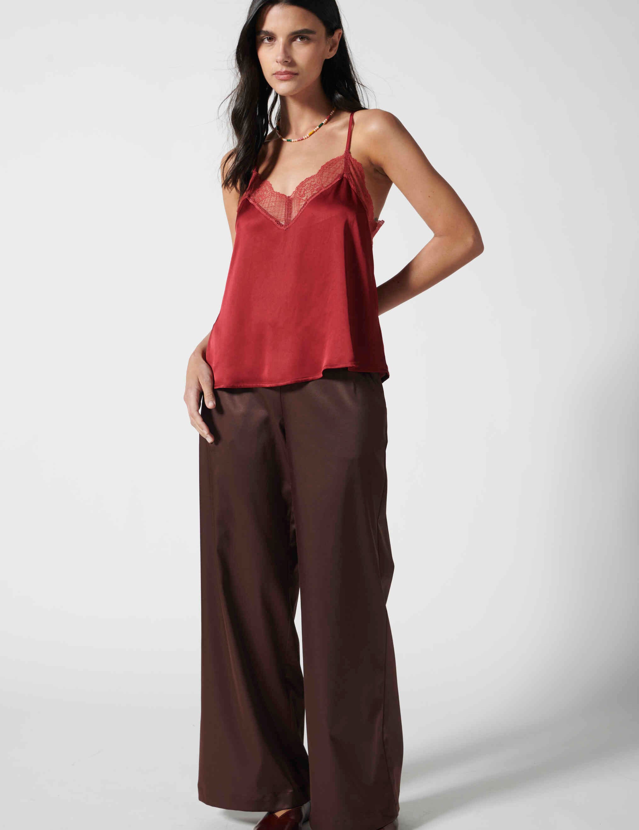 Blusa Mila de la marca FV-2026-614, estilo casual, en color blanco, con cuello redondo y mangas cortas.