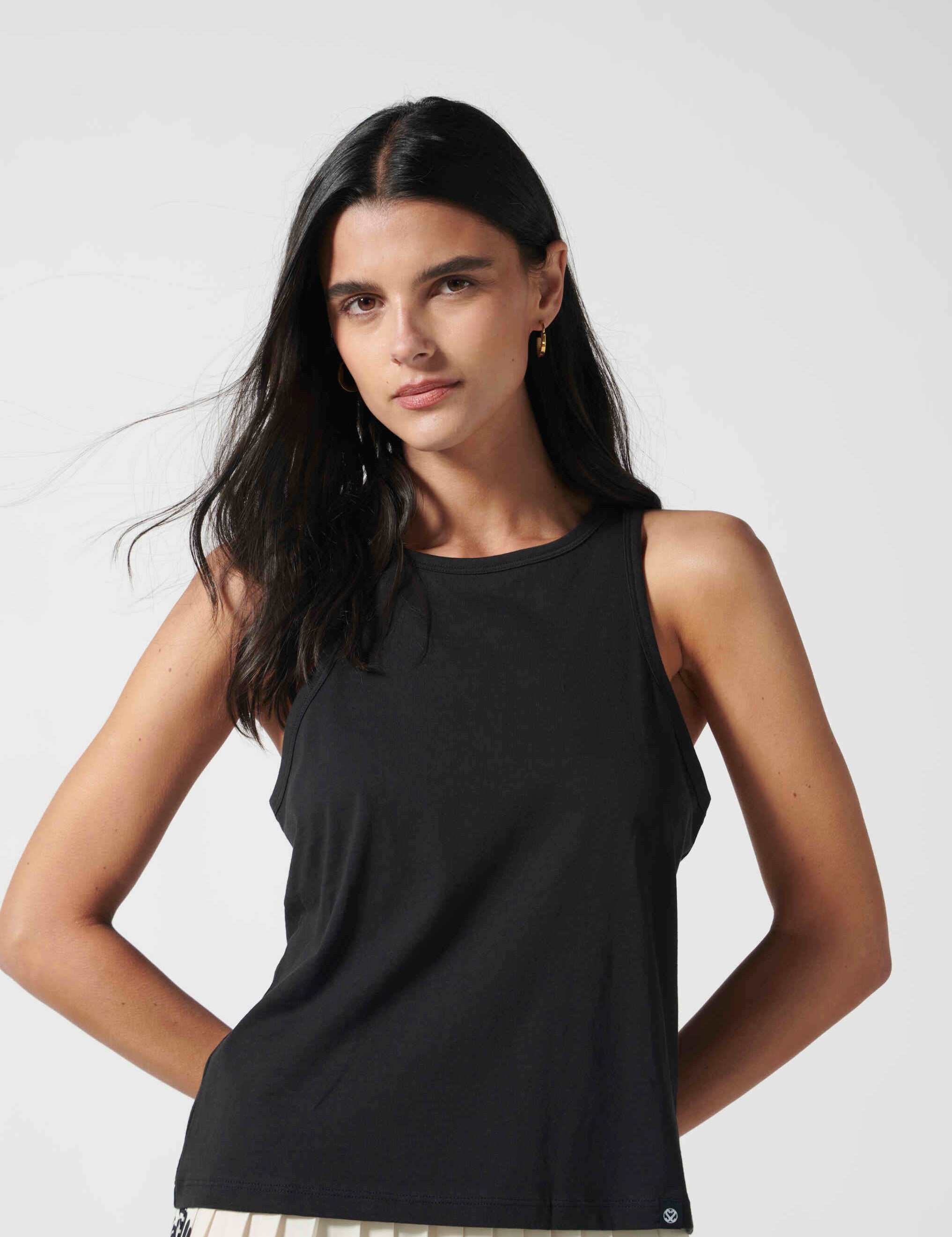 Blusa Lourdes Off White de la marca EV-2026-503, polera de manga larga en color blanca, vista frontal con cuello redondo.