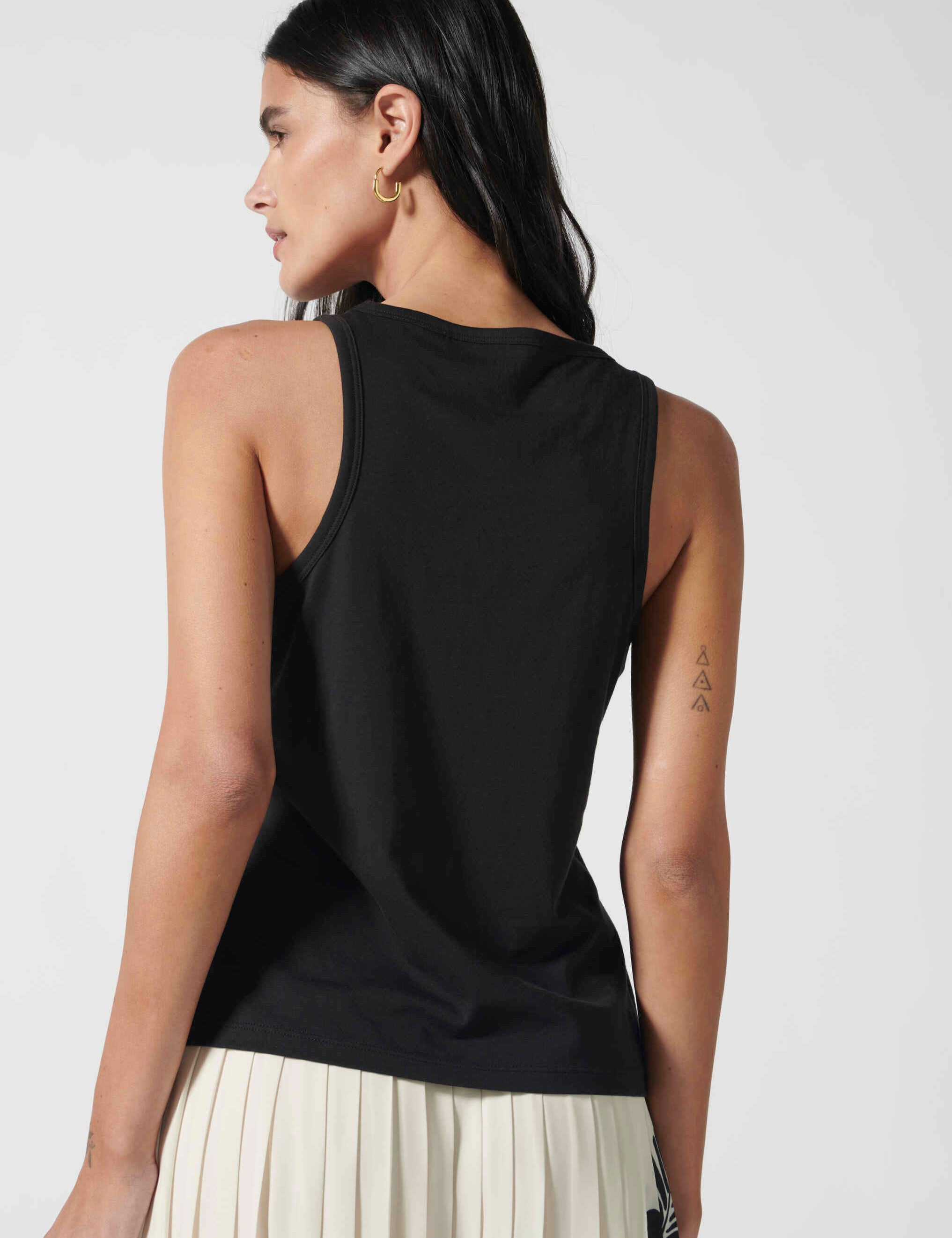 Polera Lourdes Off White de la marca EV-2026-503, blusa de manga larga y estilo casual, vista frontal en color blanco.