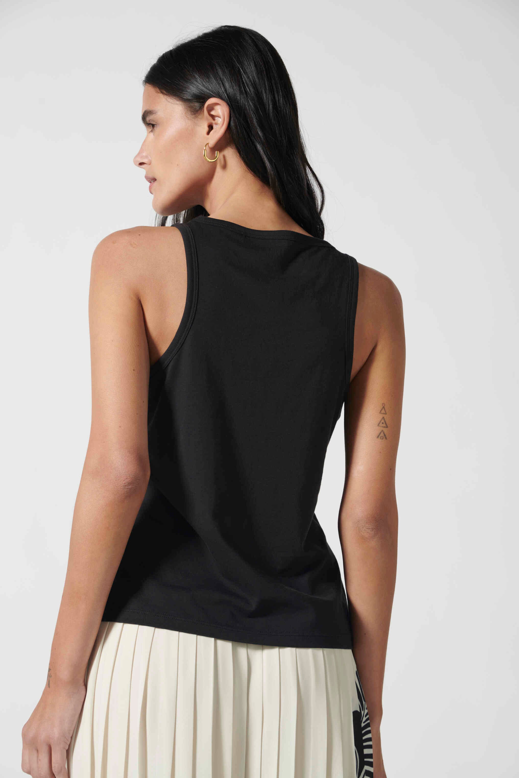Polera Lourdes Off White de la marca EV-2026-503, blusa de manga larga y estilo casual, vista frontal en color blanco.