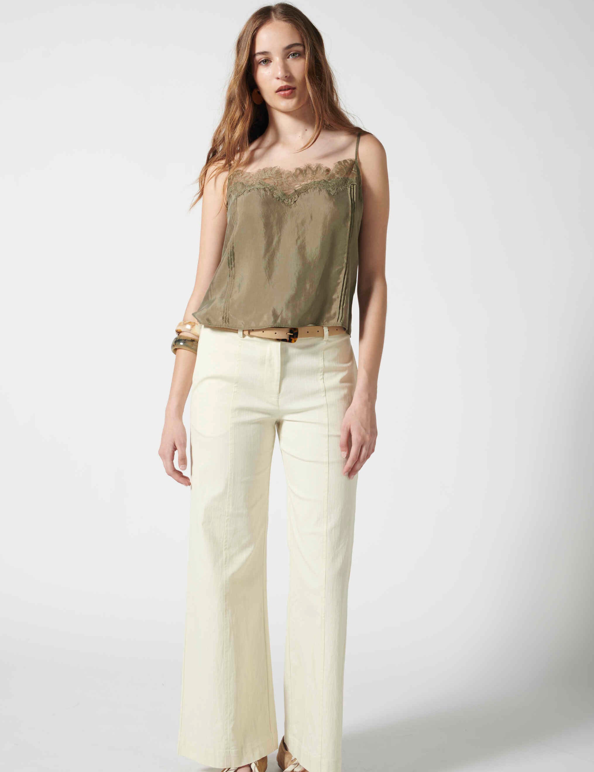 Pantalón Juno Mostaza de la marca V-2026-830, vista frontal, pantalón de color mostaza y diseño clásico para mujer.