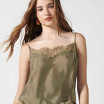 Blusa Jovette Oliva de la marca V-2026-635, en color neutro, con diseño elegante y tejido suave, ideal para ocasiones casuales.