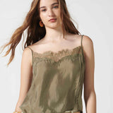 Blusa Jovette Oliva de la marca V-2026-635, en color neutro, con diseño elegante y tejido suave, ideal para ocasiones casuales.