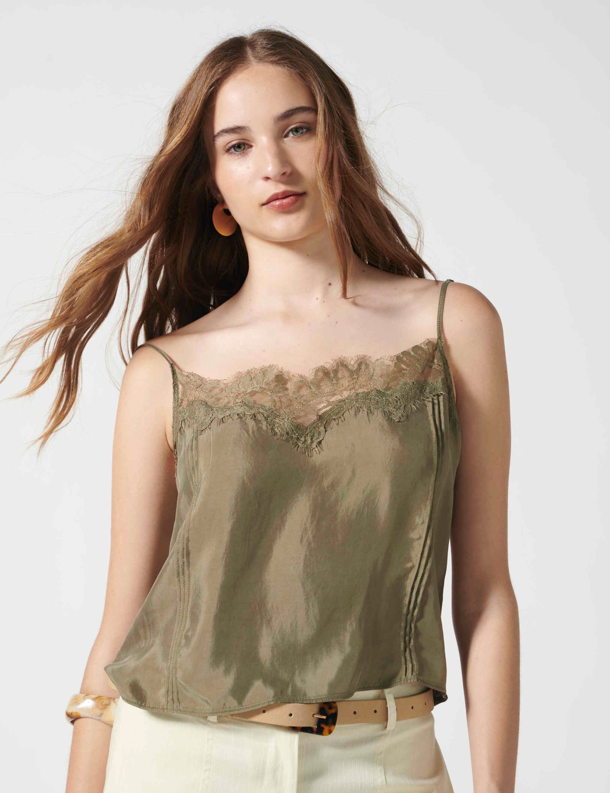 Blusa Jovette Oliva de la marca V-2026-635, en color neutro, con diseño elegante y tejido suave, ideal para ocasiones casuales.