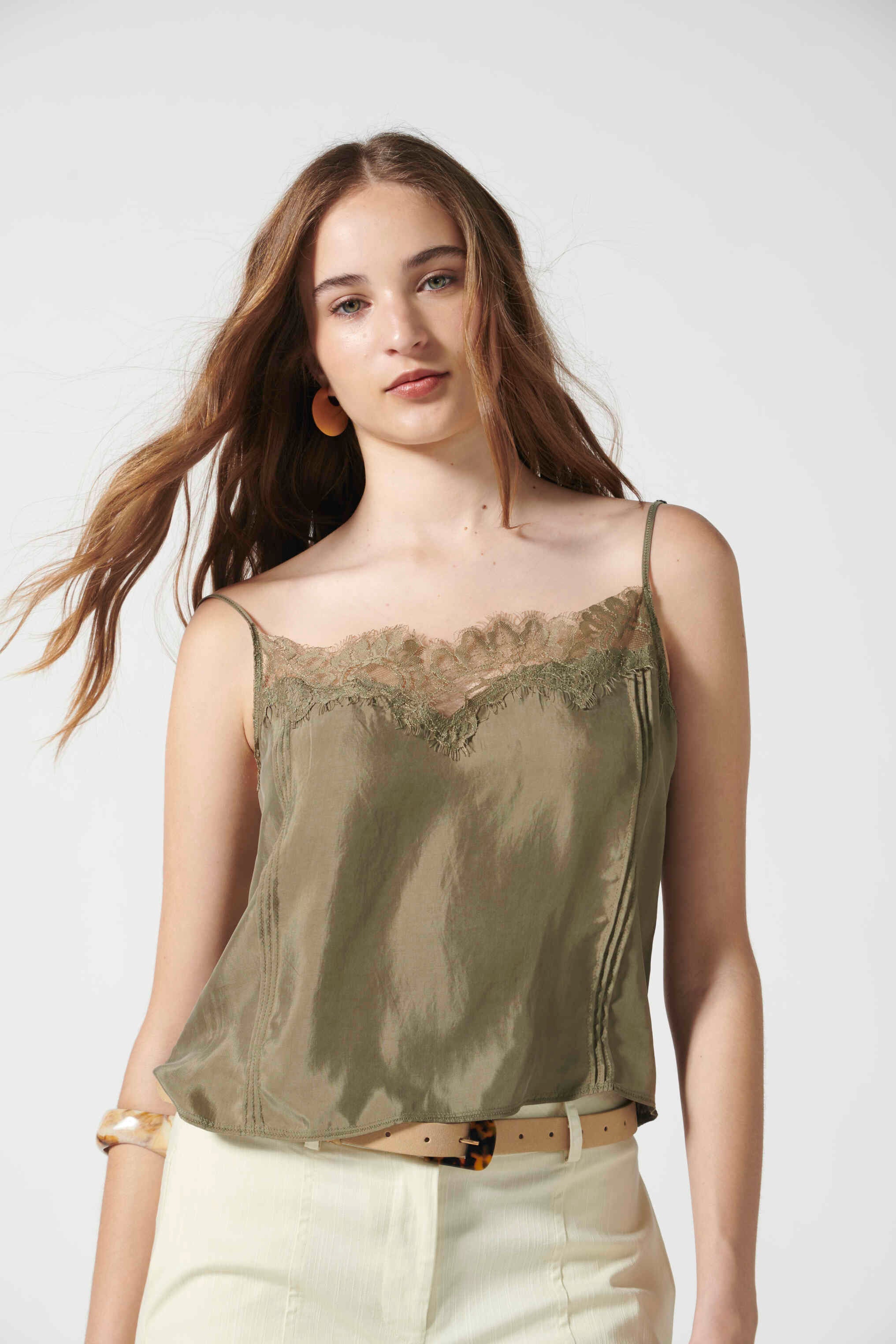 Blusa Jovette Oliva de la marca V-2026-635, en color neutro, con diseño elegante y tejido suave, ideal para ocasiones casuales.