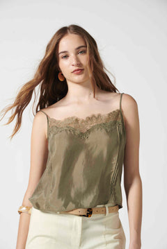 Blusa Jovette Oliva de la marca V-2026-635, en color neutro, con diseño elegante y tejido suave, ideal para ocasiones casuales.