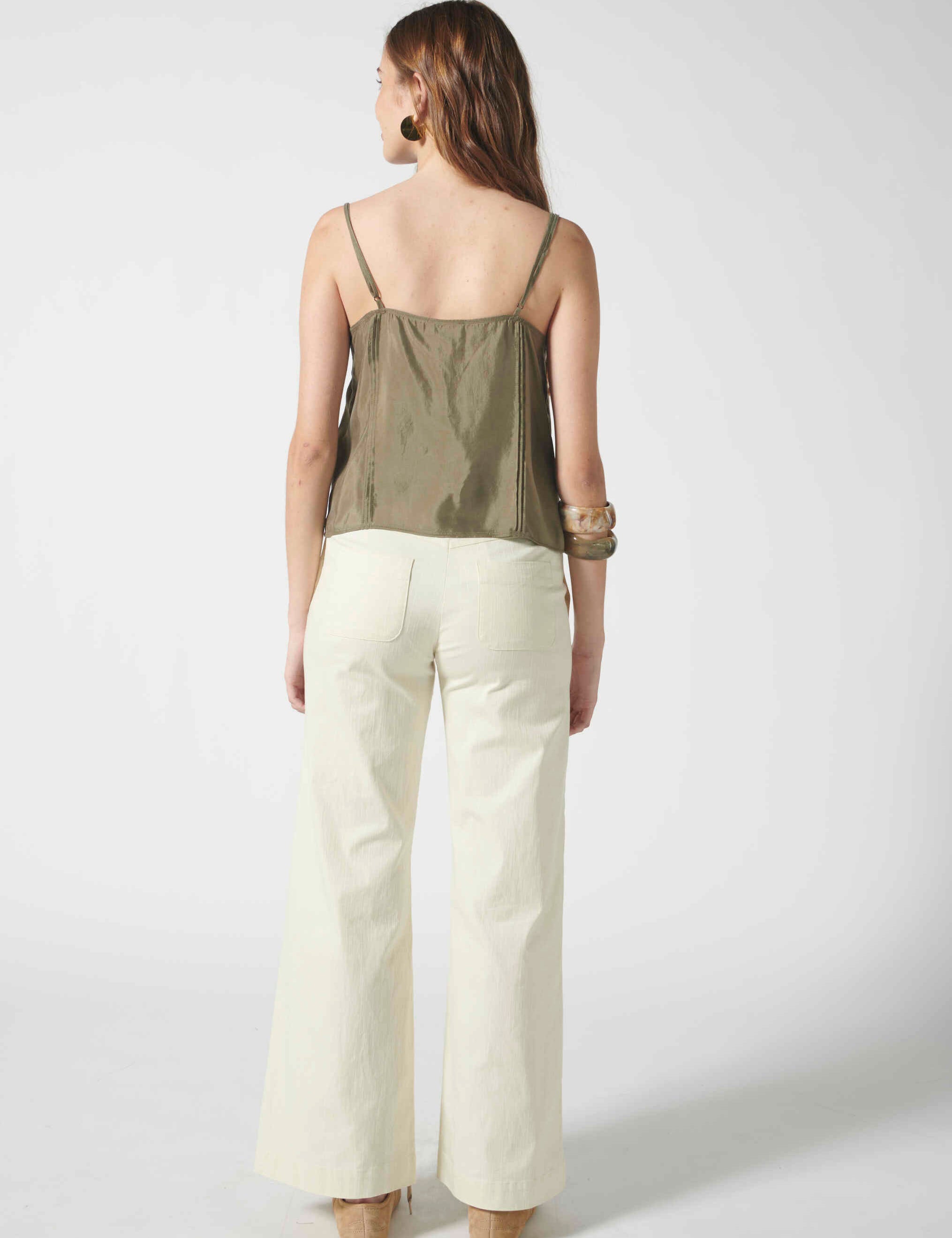 Pantalón Juno Mostaza de la marca V-2026-830, en color mostaza, con diseño moderno y cómodo para mujer.