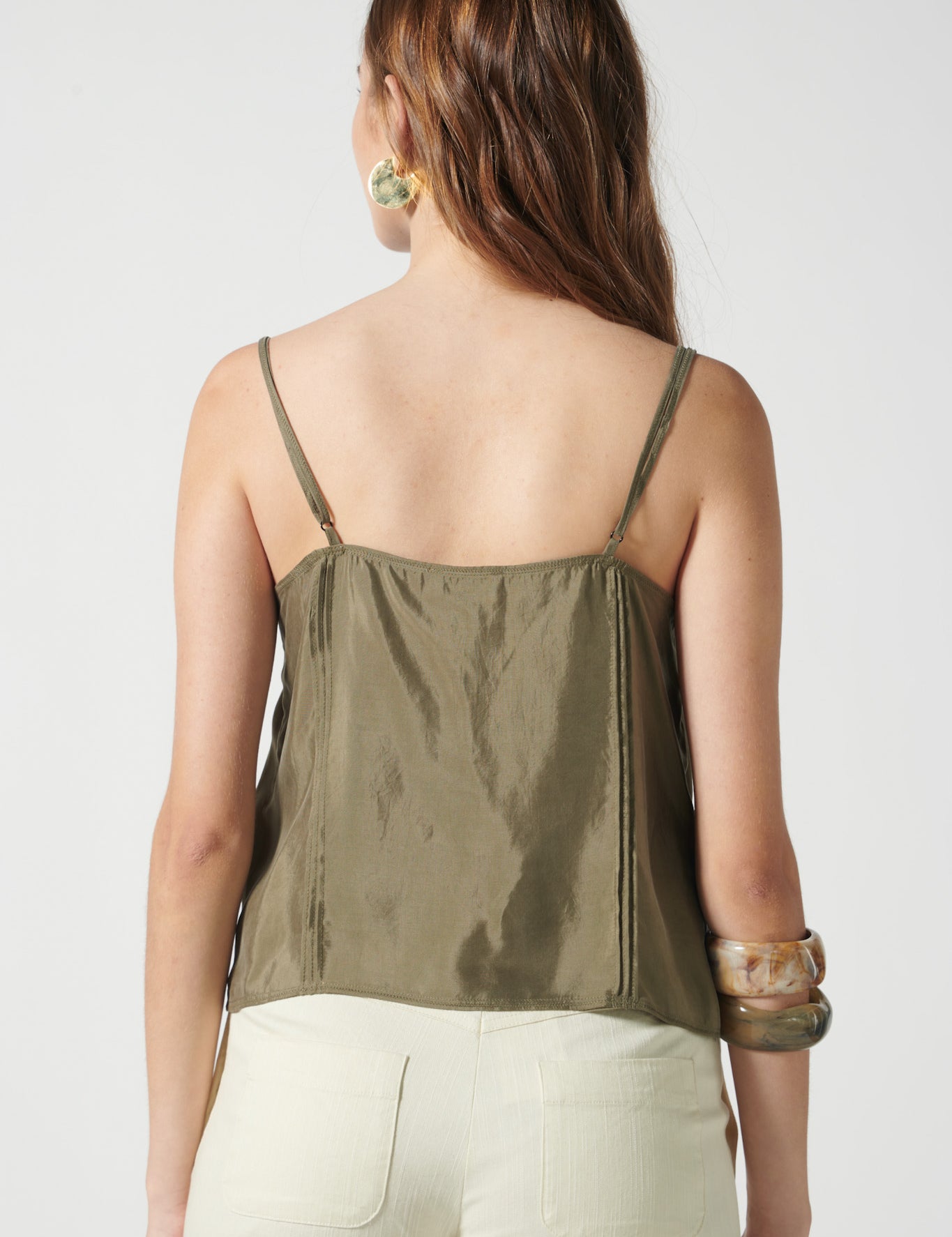Blusa Jovette Oliva de la marca V-2026-635, blusas y poleras, mostrando el diseño y detalles en la imagen 12411.jpg