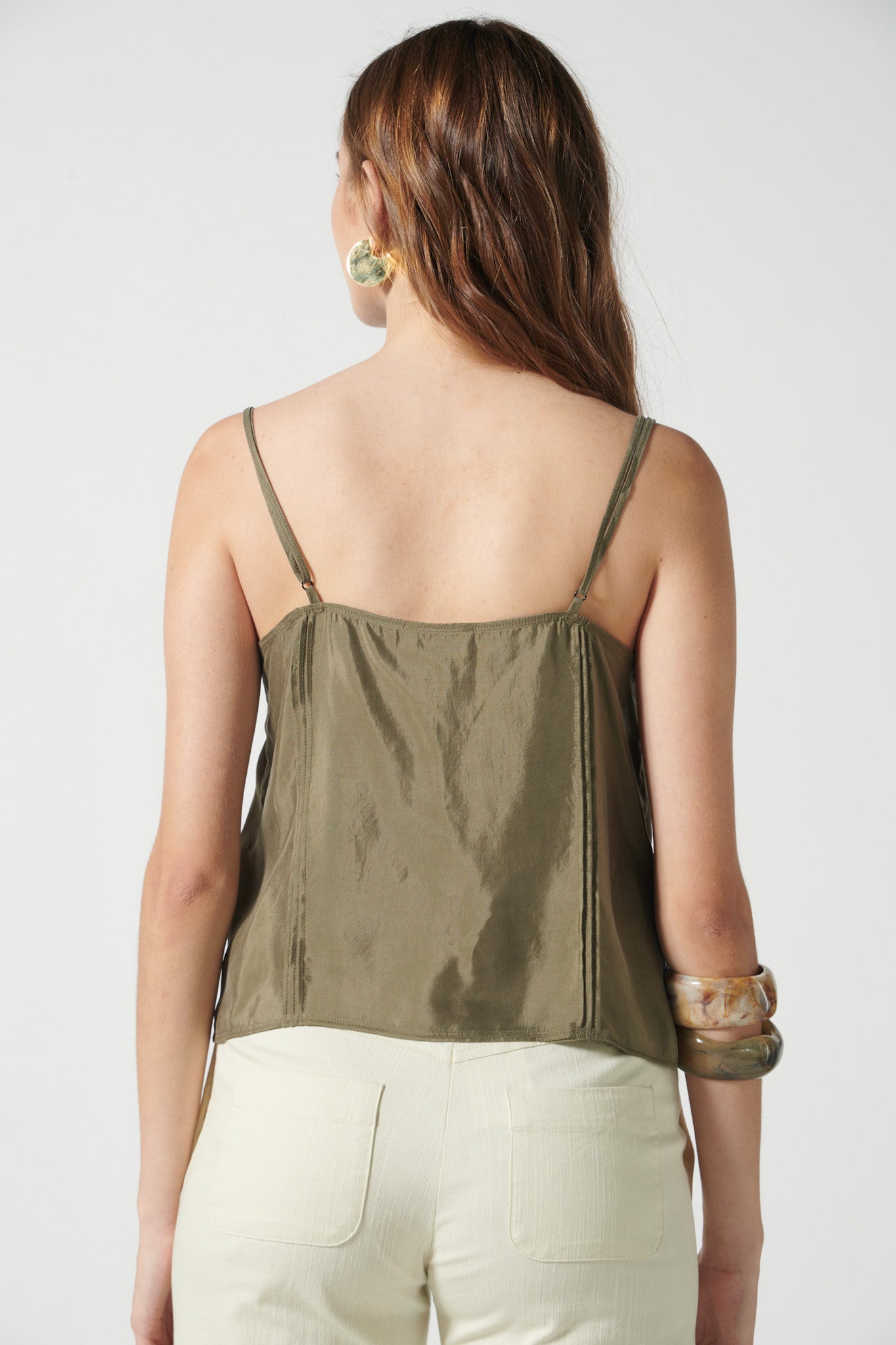 Blusa Jovette Oliva de la marca V-2026-635, blusas y poleras, mostrando el diseño y detalles en la imagen 12411.jpg