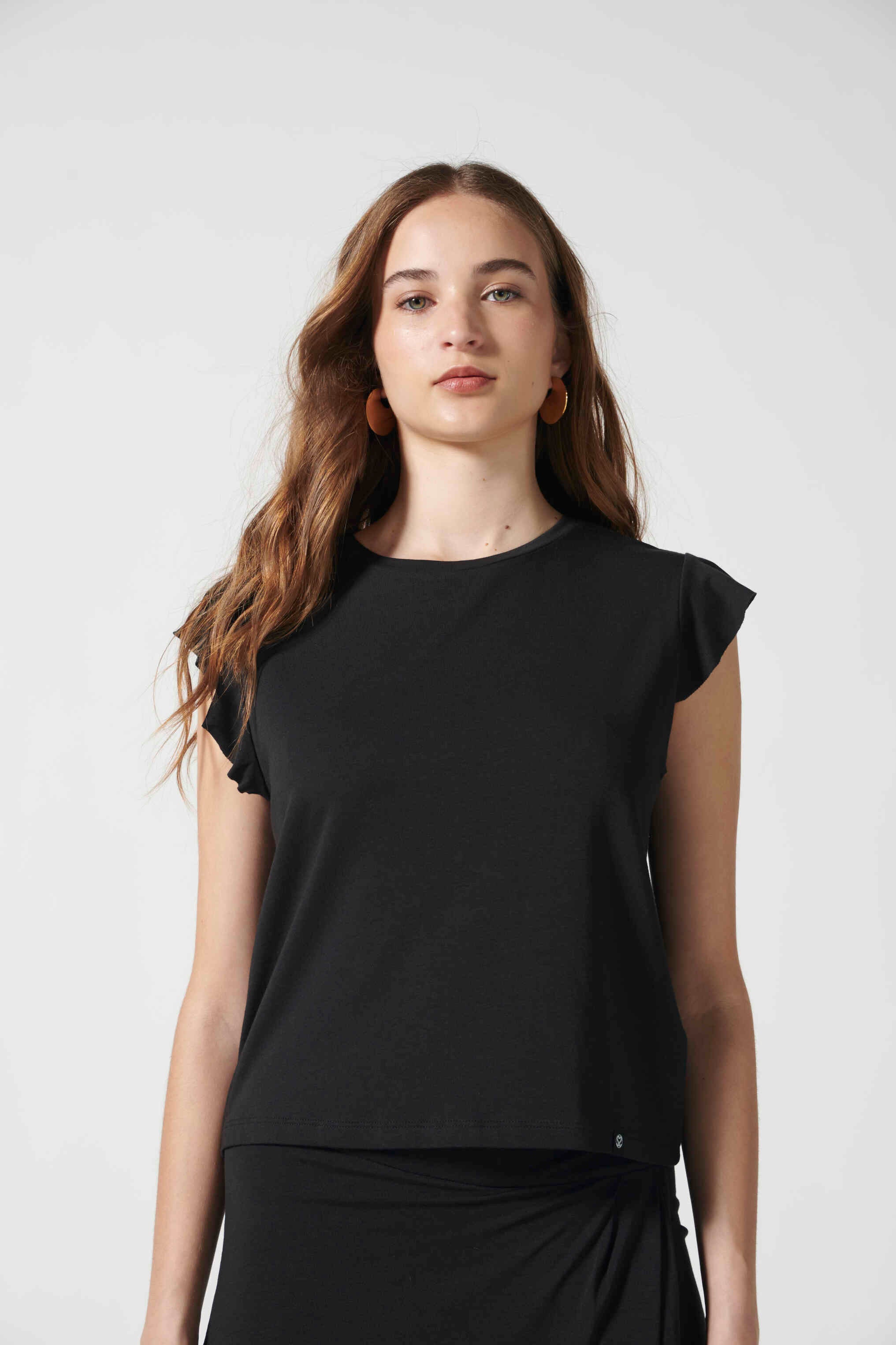 Polera negra EV-2026-500 de la marca Lofty, estilo casual con cuello redondo y manga larga, en tela suave y cómoda.