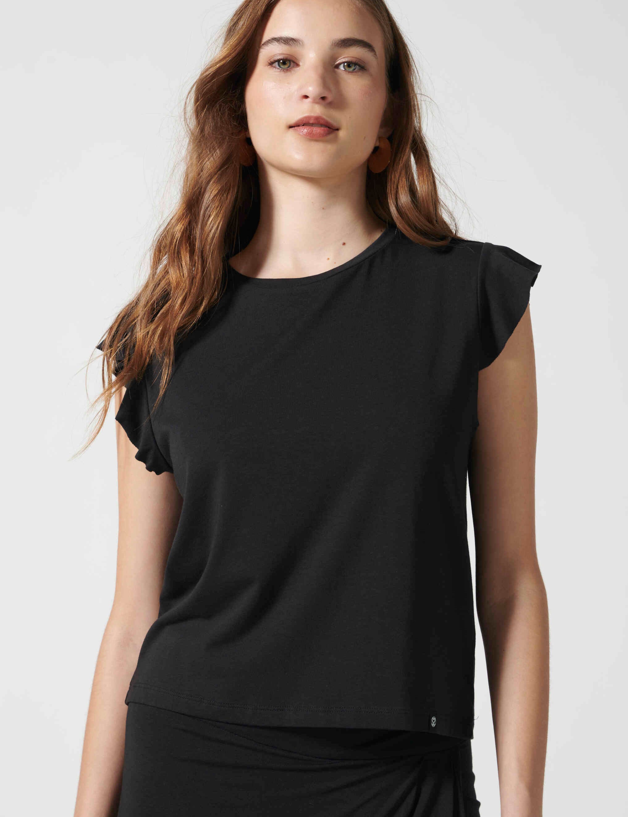 Polera negra Lofty de la marca EV-2026-500, blusa de manga larga con diseño sencillo y estilo moderno visible en la imagen.