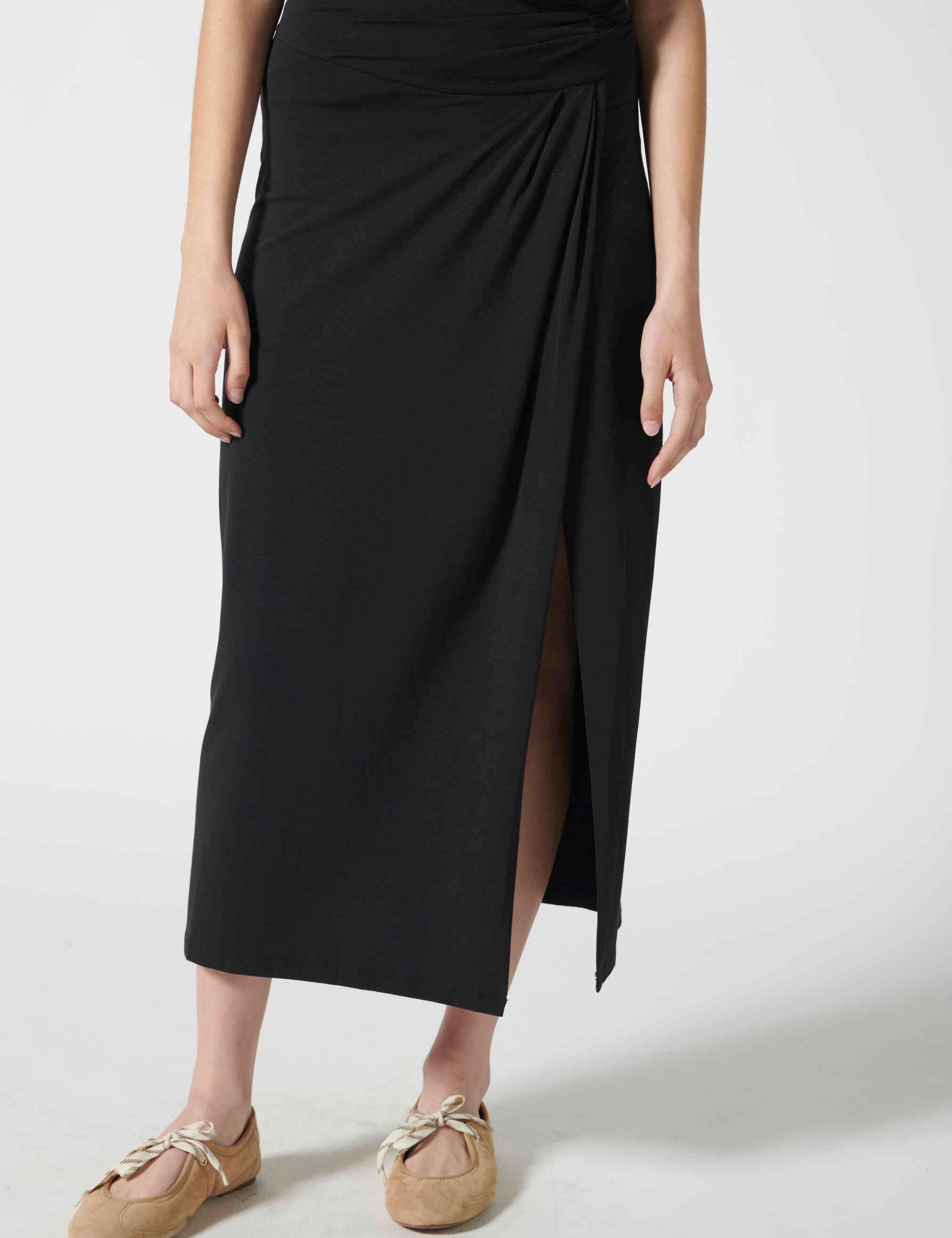 Falda Rocinante Chocolate de la marca V-2026-430, estilo femenino, en color marrón y diseño de falda moderna.