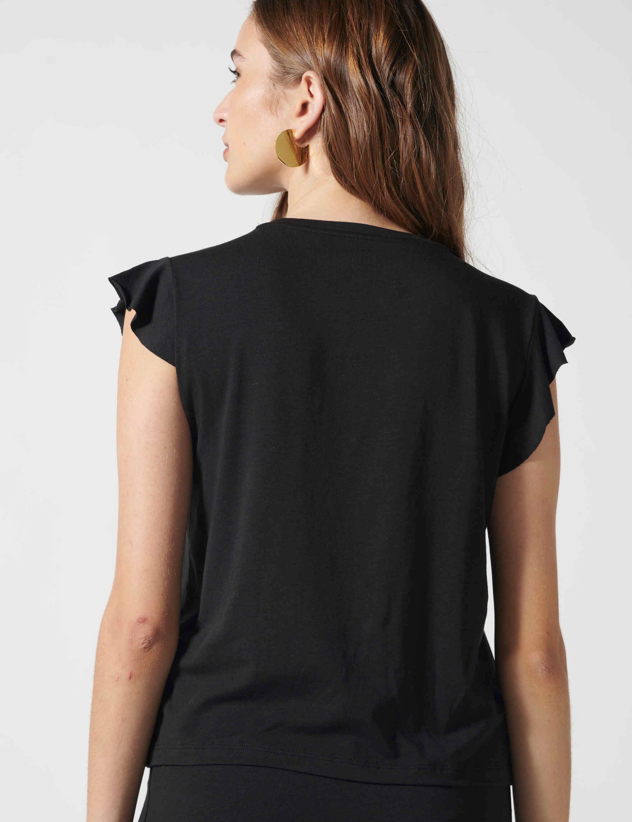 Polera negra de la marca EV-2026-500, estilo casual, con cuello redondo y manga larga, en color negro.