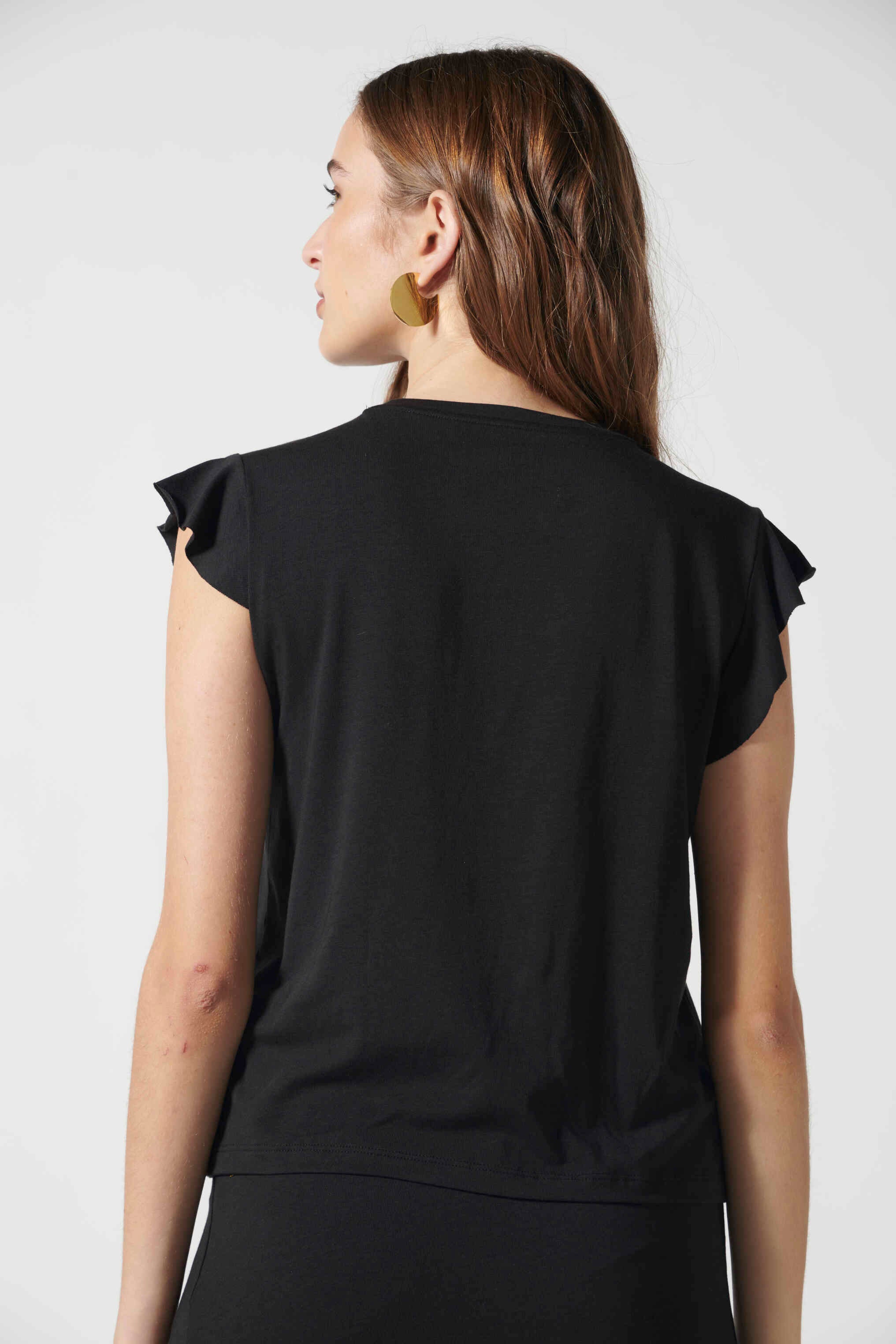 Polera negra de la marca EV-2026-500, estilo casual, con cuello redondo y manga larga, en color negro.