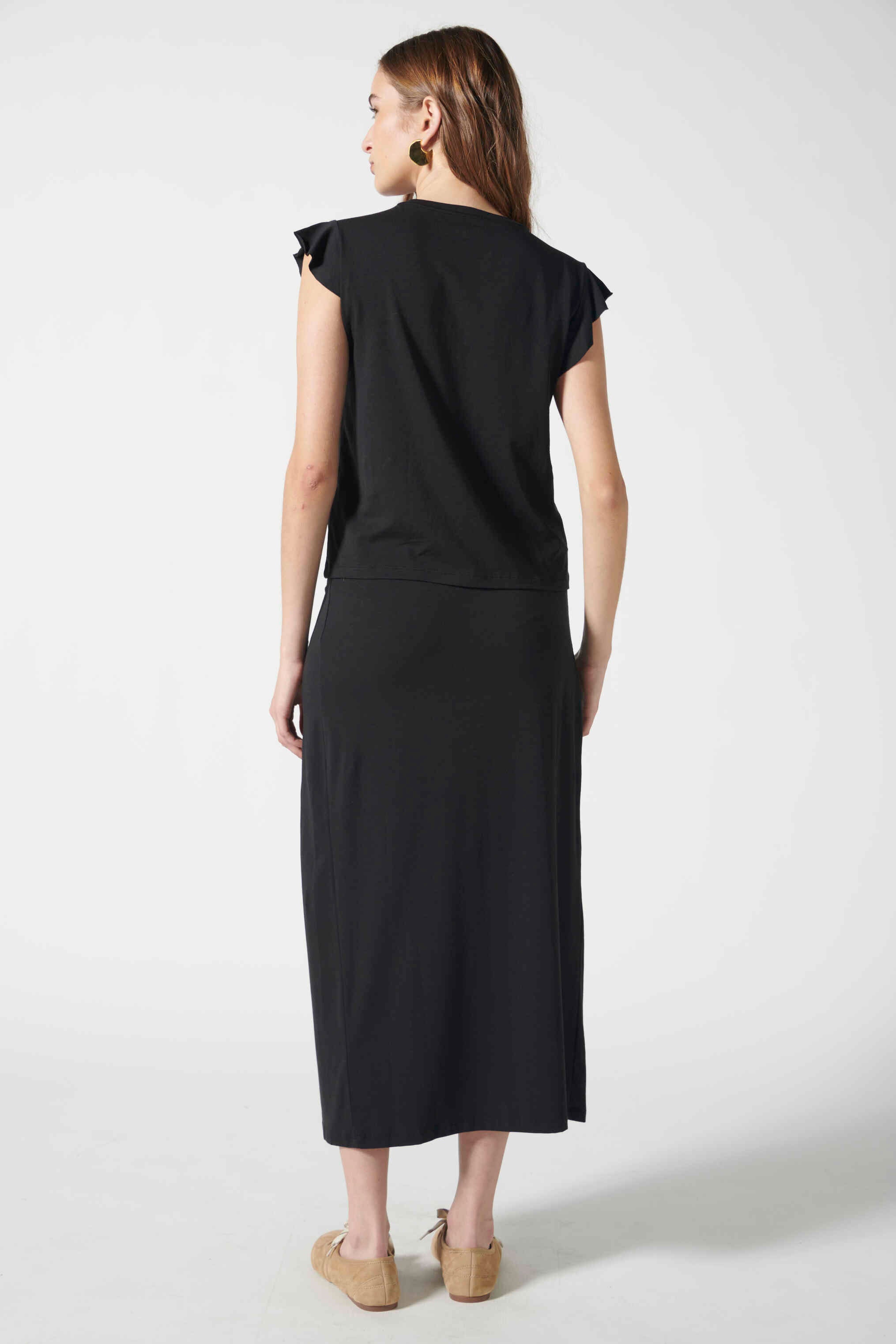 Polera negra de la marca EV-2026-500, estilo casual en blusas y poleras, con diseño simple y cómodo.