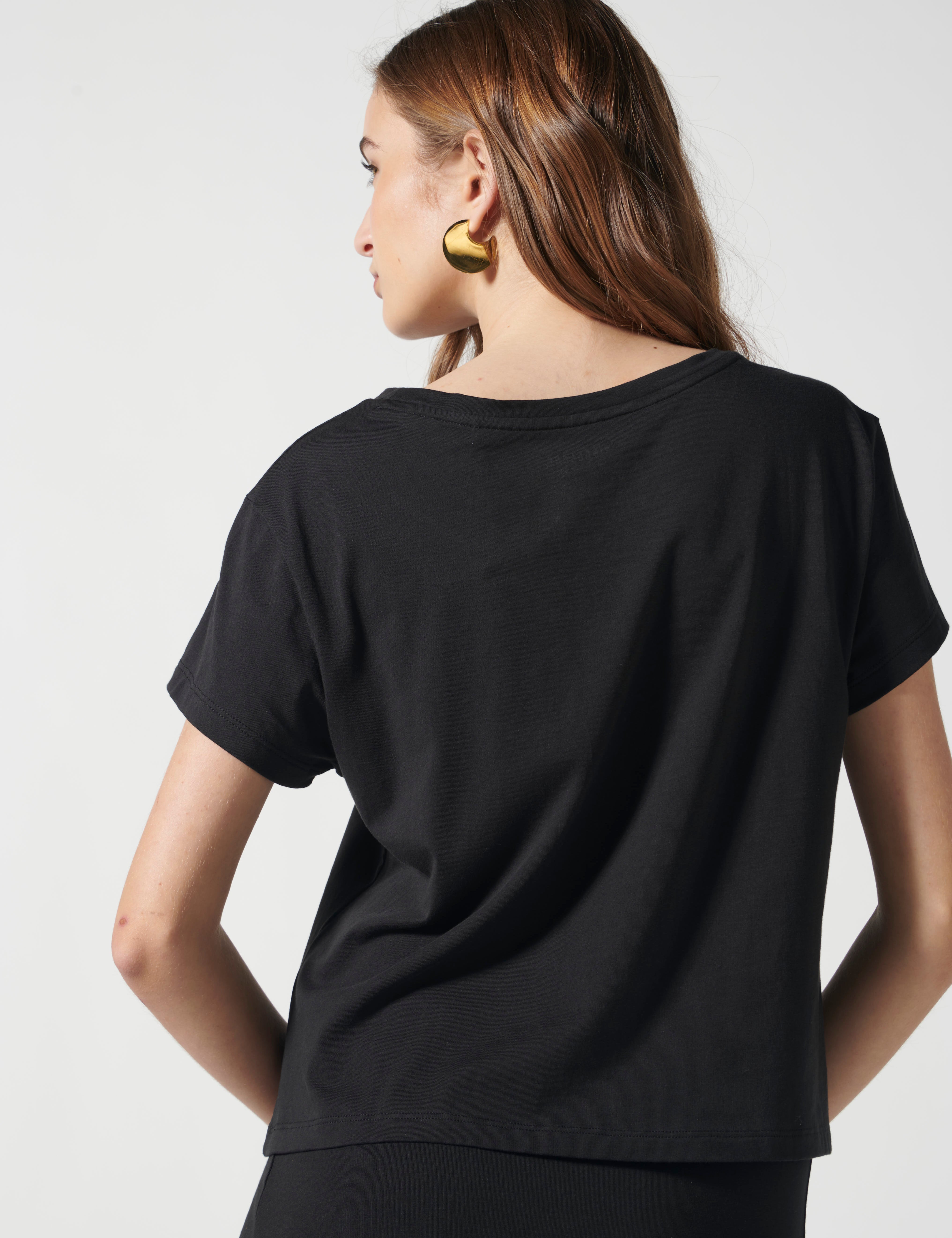 Polera negra Janis de la marca V-2026-531, blusa casual de manga larga con cuello redondo, vista frontal.