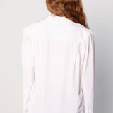 Blusa Kunai de la marca O-2025-611, con diseño moderno y detalles en la tela, en color neutro sobre fondo blanco.