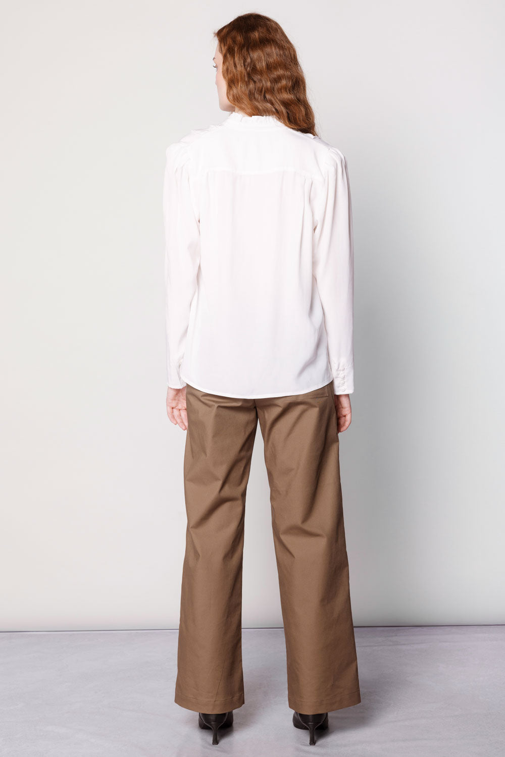 Blusa Kunai de la marca O-2025-611, con diseño moderno y detalles en la parte superior, ideal para un estilo casual y cómodo.