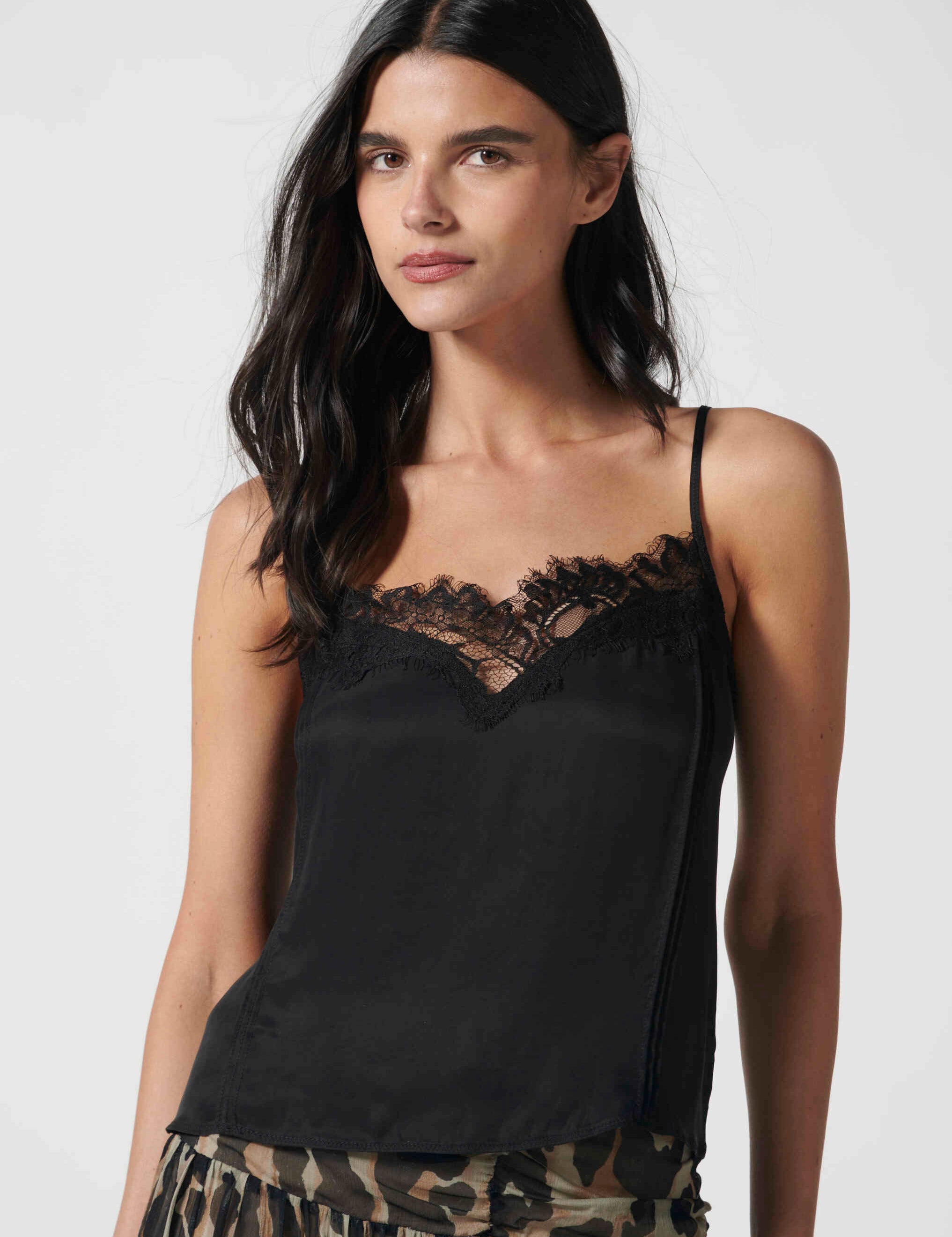 Blusa Jovette Oliva de la marca V-2026-635, blusa de manga larga en tela suave de color azul claro.
