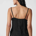 Blusa Jovette Oliva de la marca V-2026-635, con diseño elegante y detalles en la tela, en color blanco.