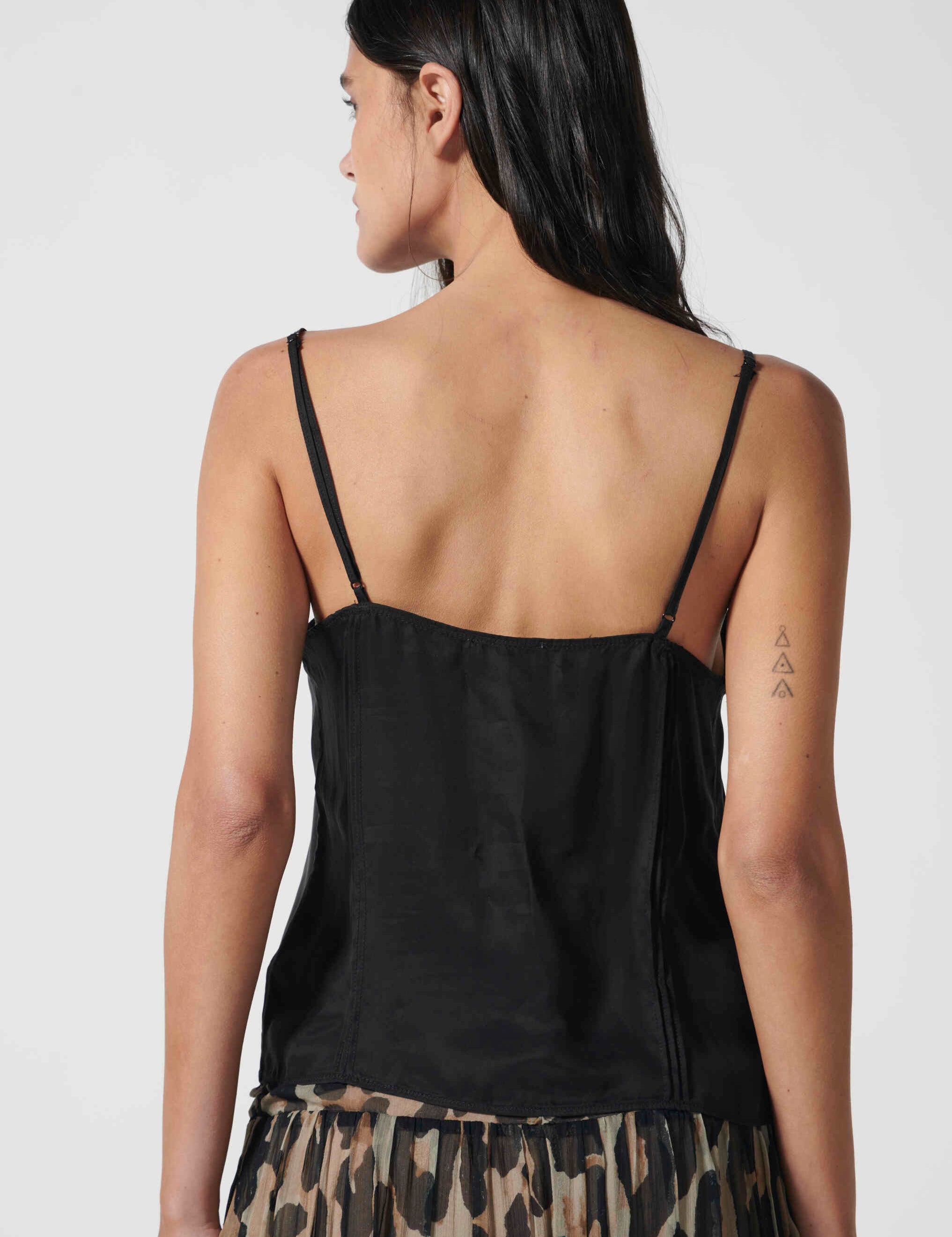 Blusa Jovette Oliva de la marca V-2026-635, con diseño elegante y detalles en la tela, en color blanco.