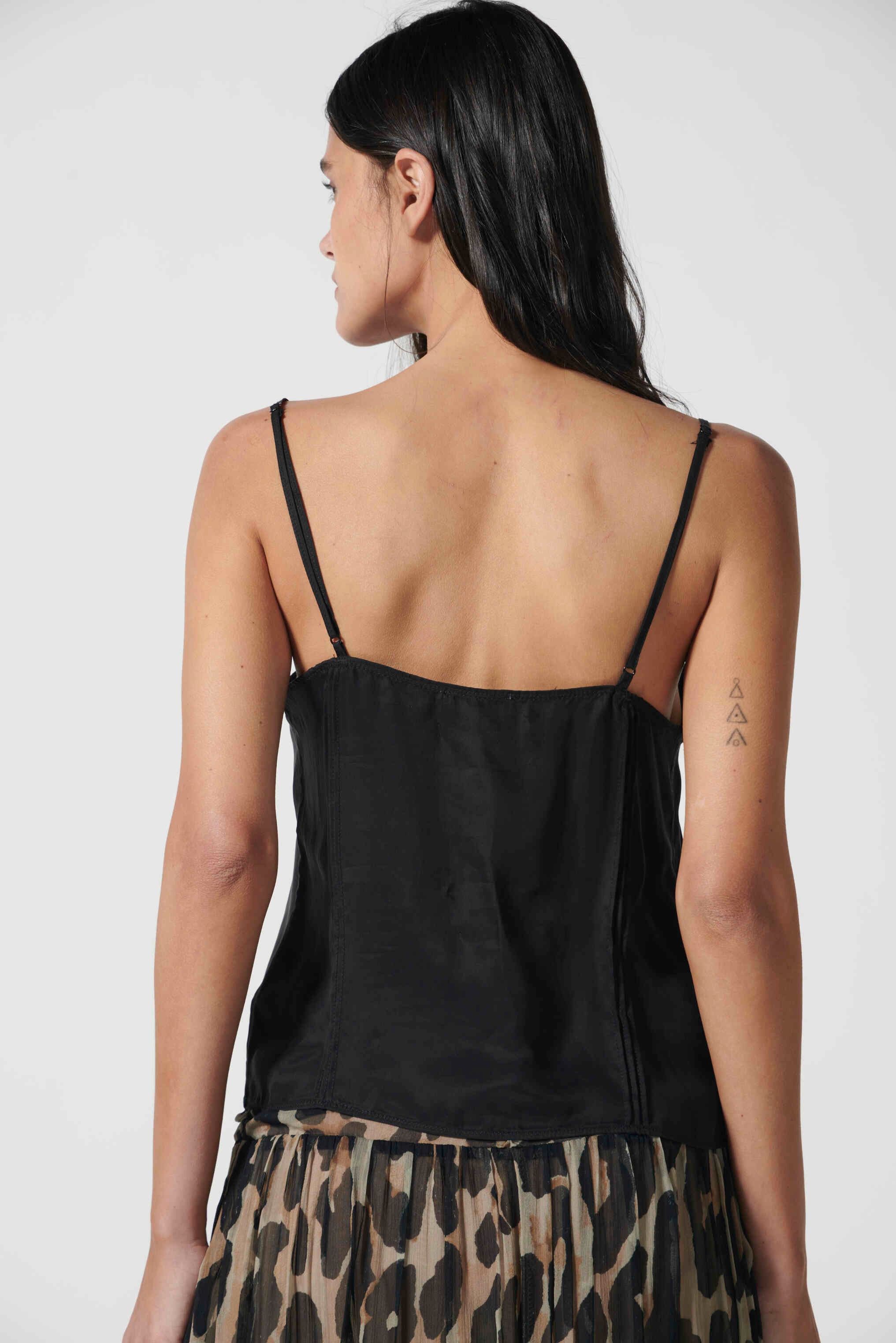Blusa Jovette Oliva de la marca V-2026-635, con diseño elegante y detalles en la tela, en color blanco.