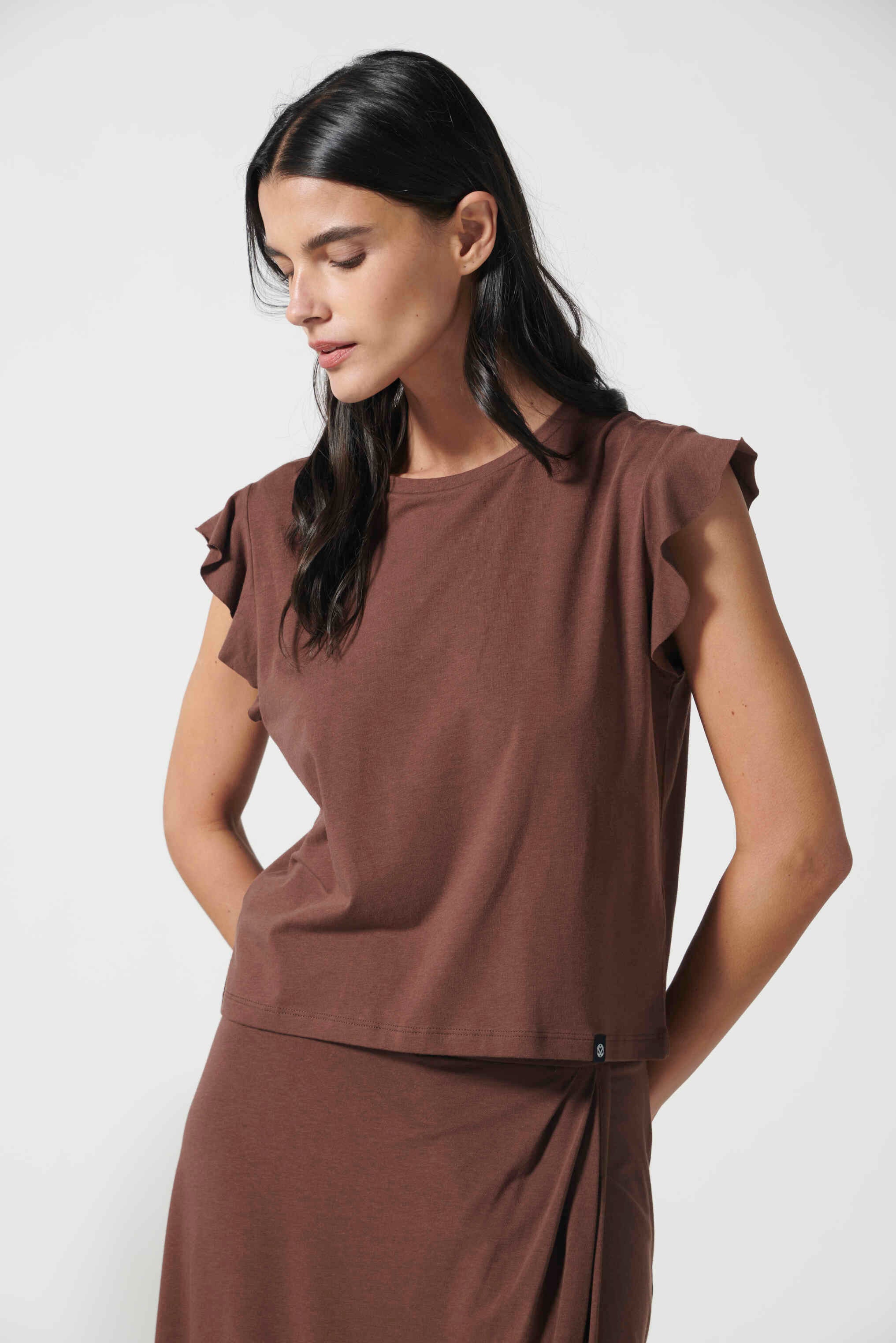 Polera negra de la marca EV-2026-500, estilo casual para mujer, con cuello redondo y corte cómodo.