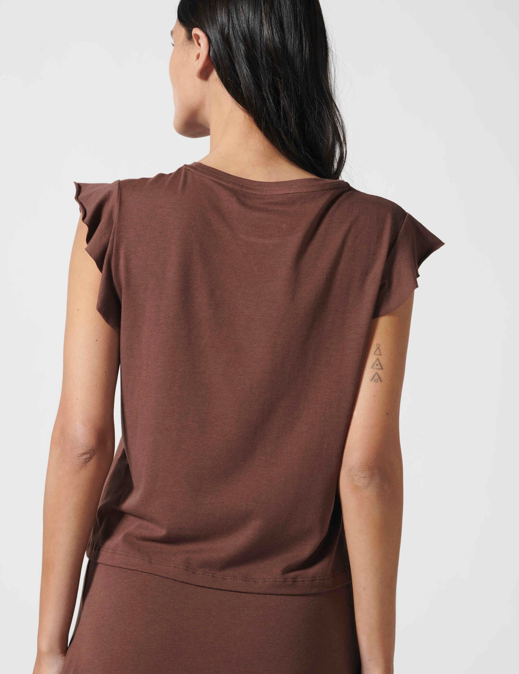 Polera negra de la marca EV-2026-500, blusa de moda para mujer, con corte sencillo y tela suave, vista frontal.