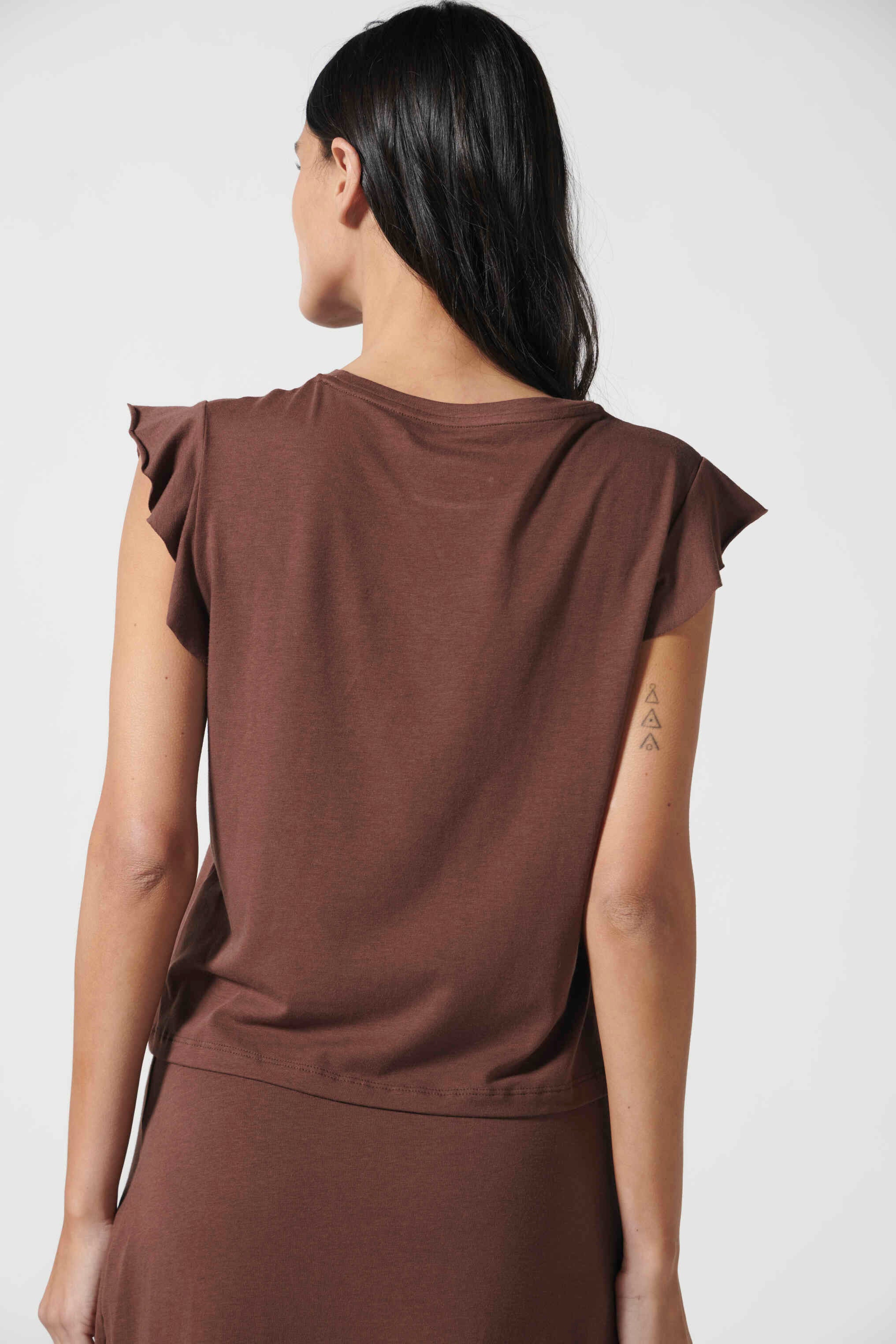 Polera negra de la marca EV-2026-500, blusa de moda para mujer, con corte sencillo y tela suave, vista frontal.