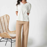 Jeans culotte lisos de la marca D-2025-805, pantalones de mezclilla de corte ancho y diseño simple, en color clásico.