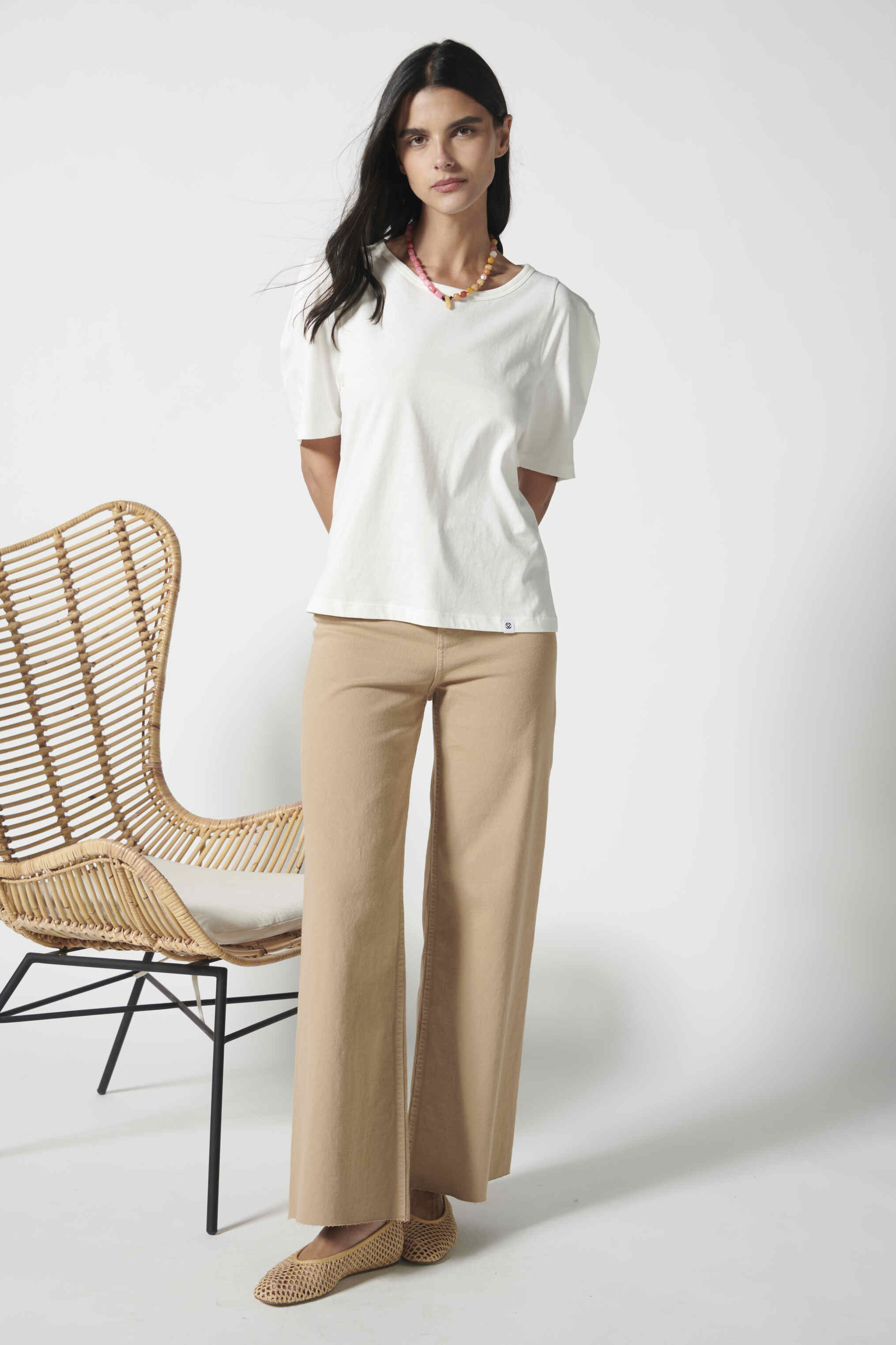 Jeans culotte lisos de la marca D-2025-805, pantalones de mezclilla de corte ancho y diseño simple, en color clásico.