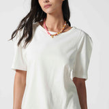 Polera Audrey Off White de la marca EV-2026-502, blusa de manga larga de color blanco con diseño simple y elegante.