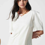 Polera Audrey en color blanco roto de la marca EV-2026-502, blusa de manga larga y estilo casual para mujer.